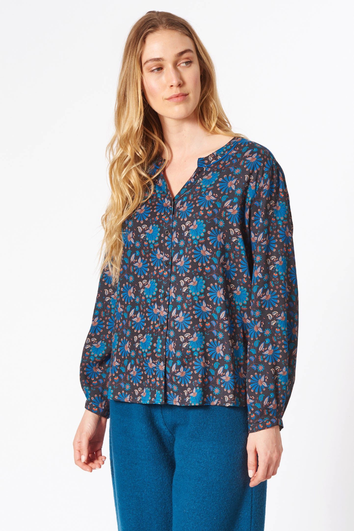 Langarmbluse Edle Bluse Damen aus hochwertiger Viskose mit stilvollem Federprint