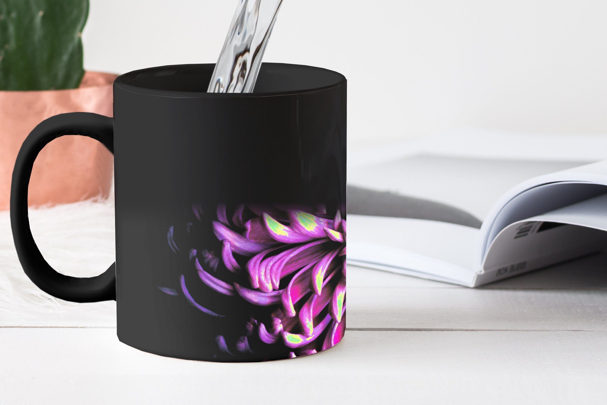 einer Tasse Kaffeetassen, MuchoWow Hintergrund, schwarzem lila Teetasse, Blume Zaubertasse, Geschenk auf Blätter Keramik, Die Farbwechsel,