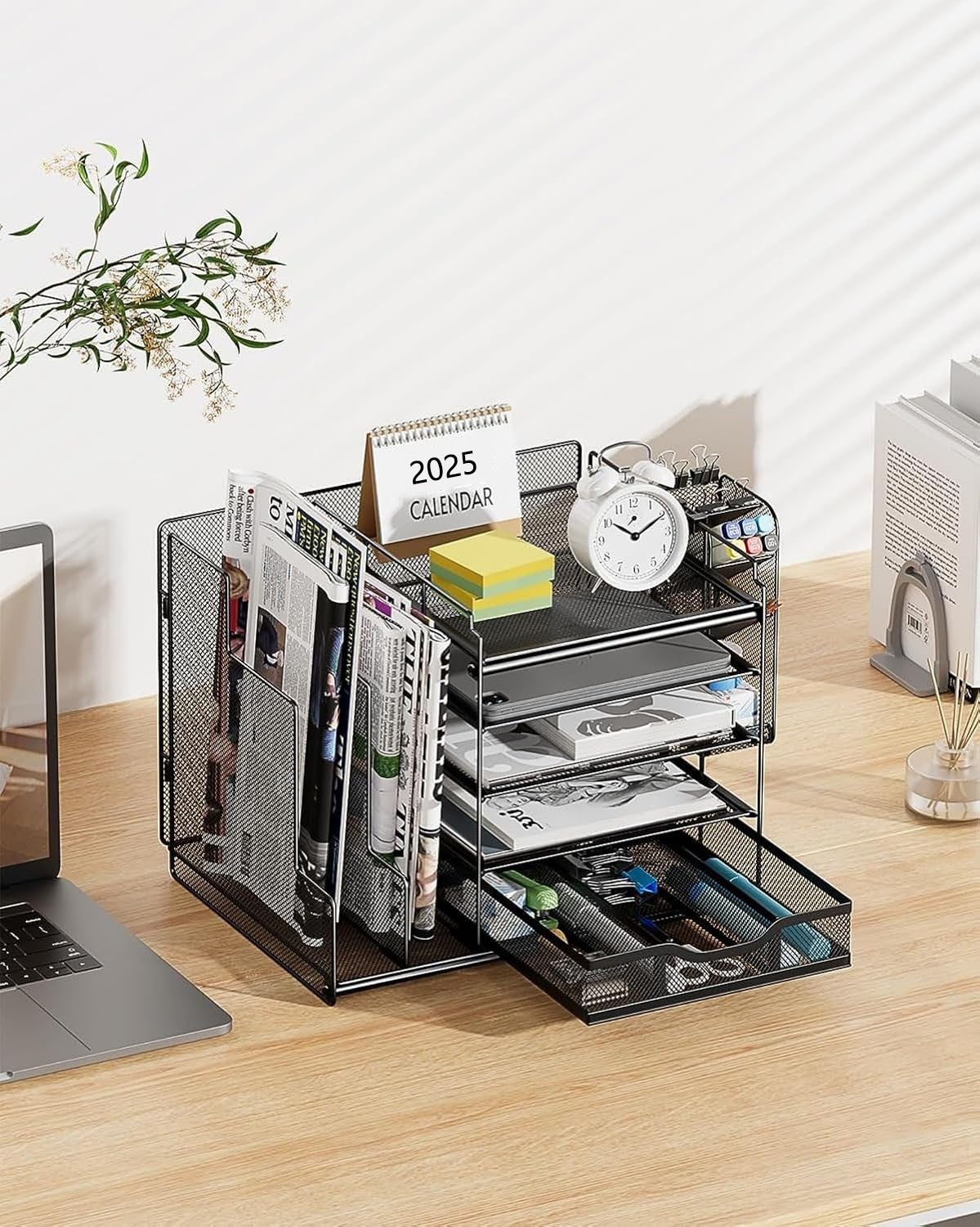 Refined Living Organizer Schreibtisch Organizer mit Aktenhalter, Büro Organizer, mit 5 Fächern (5-stufiger Papier Organizer mit Schublade und Stifthalter, Mesh Schreibtisch Akten Organizer mit Zeitschriftenhalter, mit vertikalen Aktenordnerhaltern, Schreibtisch Aufbewahrung, Bürobedarf, Schreibtisch Ablage, Stifthalter Organizer, Multifunktionale Büroorganisation, Netz Schreibtisch-Organizer für Zuhause, 1 St., Schreibtischablage,Viel Stauraum, Platzsparend,rostbeständig), für Büro,Zuhause,Schule–für Zeitschriften,Akten, Schreibwaren und mehr