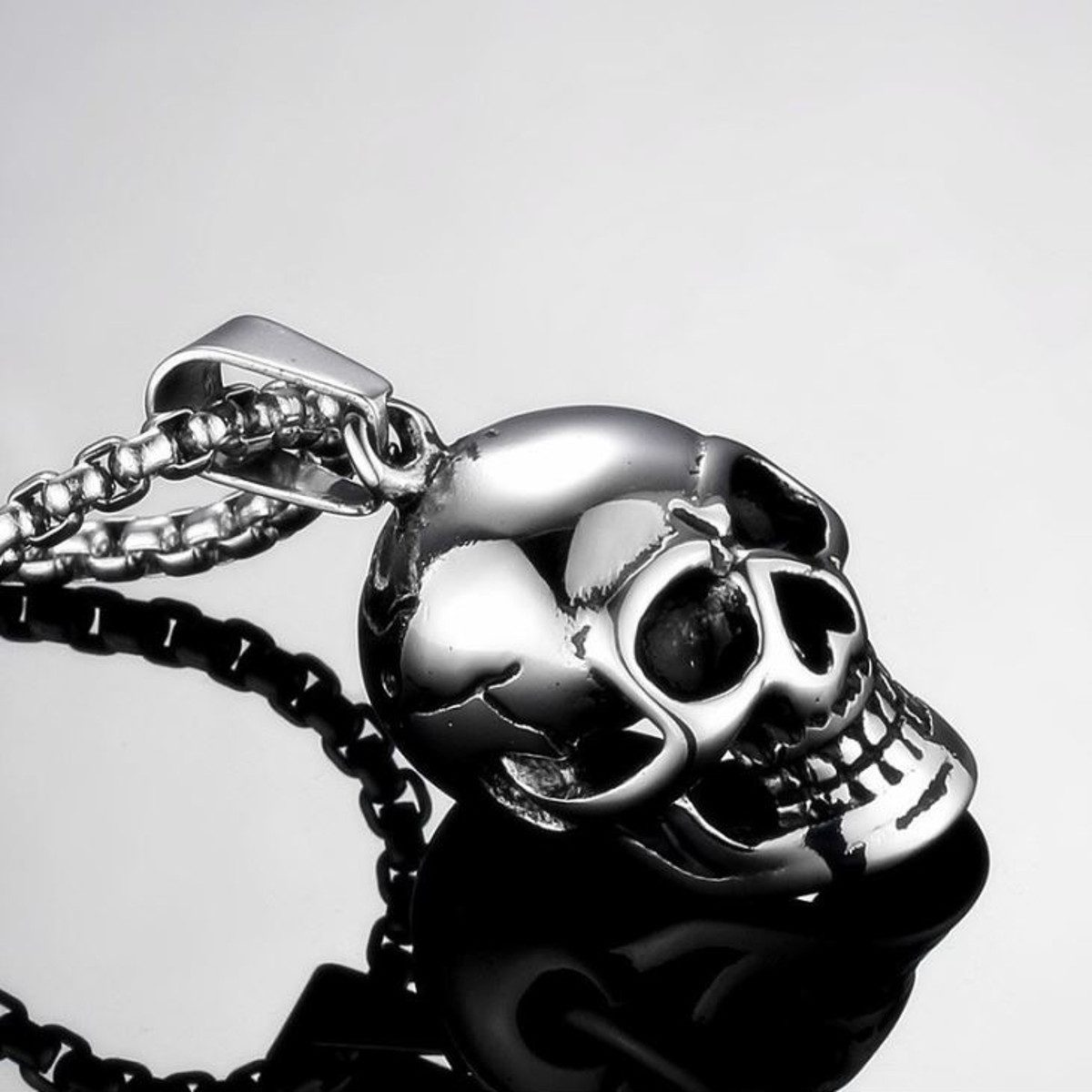 KARMA Edelstahlkette Halskette Herren mit Totenkopf Silber moderne Herrenkette Metall (Herrenkette, 1-tlg., Geschenk für Ihn Männer Herrenschmuck Halsschmuck), Herrenhalskette Skull Metallhalskette 60 cm