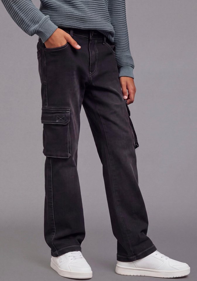 Bruno Banani Loose-fit-Jeans Cargojeans in lockerer Form von BRUNO BANANI Lässige Jeans mit Cargo-Taschen, gerades Bein, normale Leibhöhe