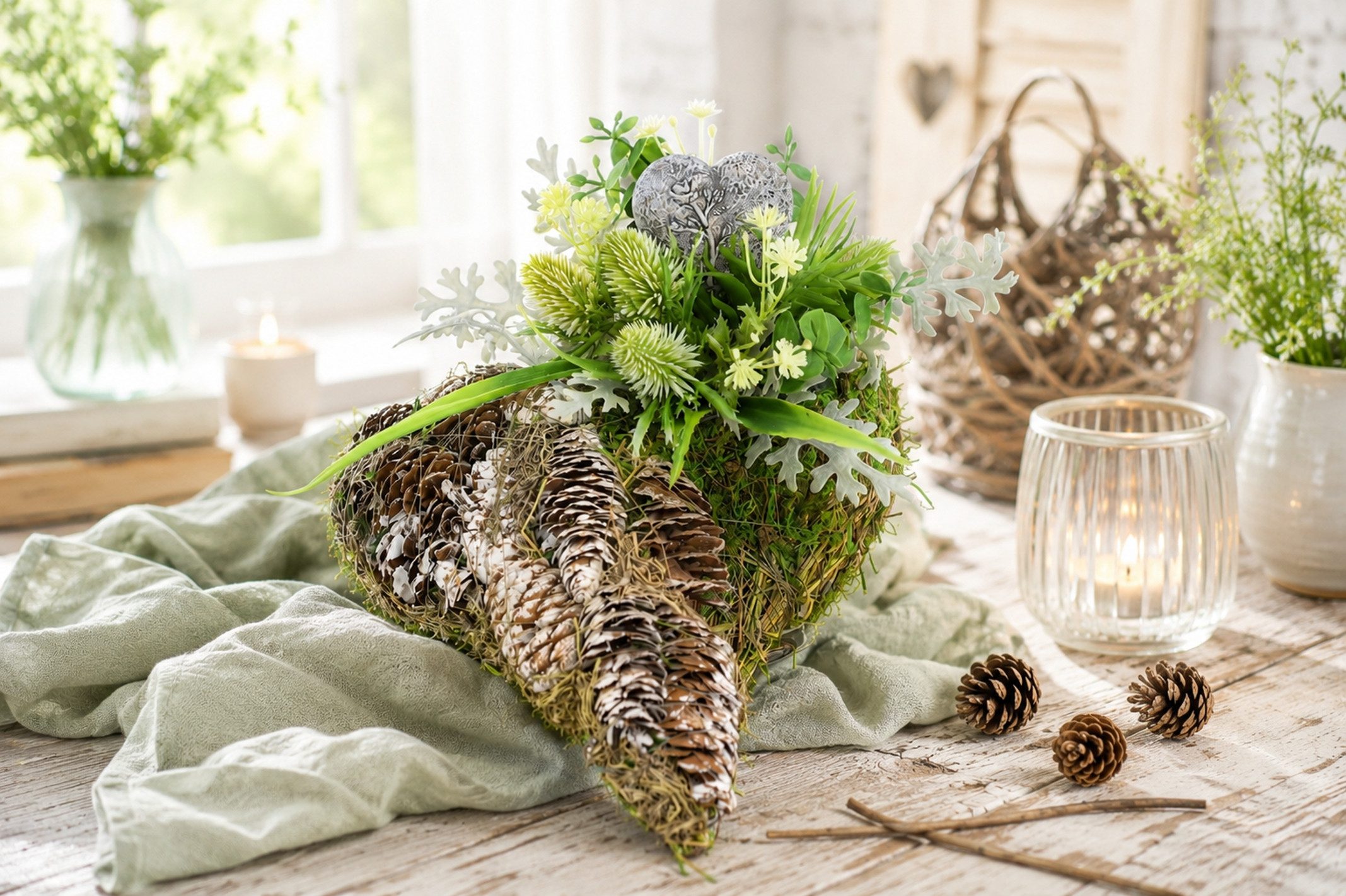 Kunstblume Kunstblumen-Gesteck mit Gedenk-Herz in Herz-Pflanzschale, OTTO home, Höhe 12 cm, Dekoratives Herzgesteck mit Tannenzapfen und Kunstgrün in Naturoptik