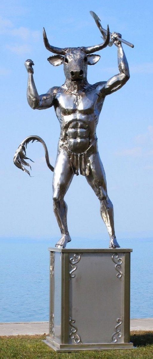 Casa Padrino Skulptur Luxus Edelstahl Garten Skulptur Minotaurus auf Säule Silber 100 x 105 x H. 305 cm - Handgefertigte Wetterbeständige Garten Dekoration | Skulpturen