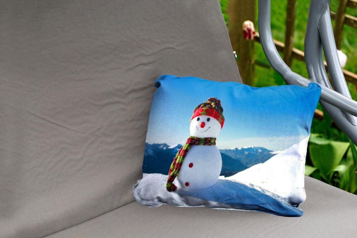Dekokissen im verschneiten Eine Polyester, MuchoWow Kissenhülle der Dekokissenbezug, Winter, in Landschaft Weihnachtspuppe Outdoor-Dekorationskissen,