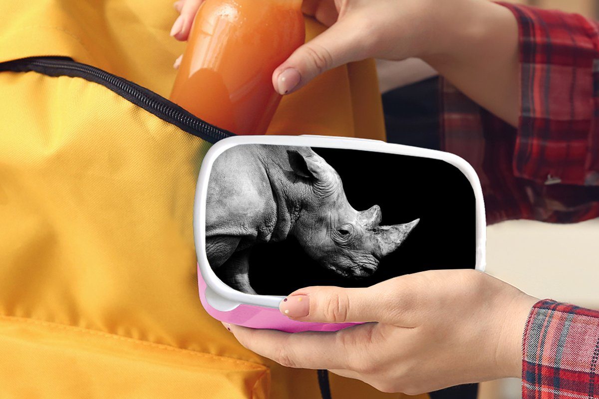 MuchoWow Lunchbox Portrait Kunststoff Hintergrund, Snackbox, auf Kinder, schwarzem Kunststoff, (2-tlg), Erwachsene, Brotbox Mädchen, Brotdose rosa für Nashorn