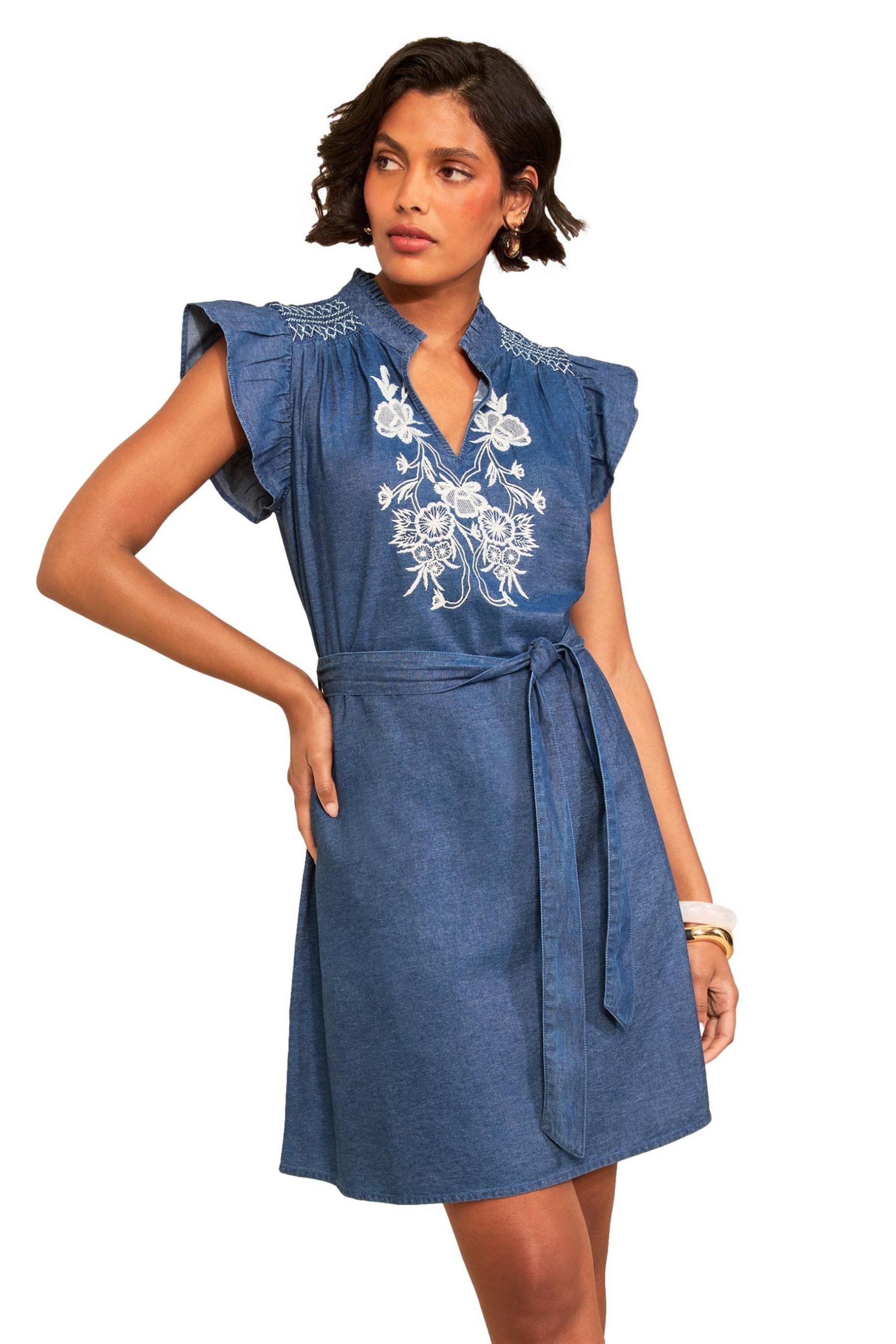 Love & Roses Jeanskleid Love & Roses besticktes Minikleid mit Bindeband (1-tlg)