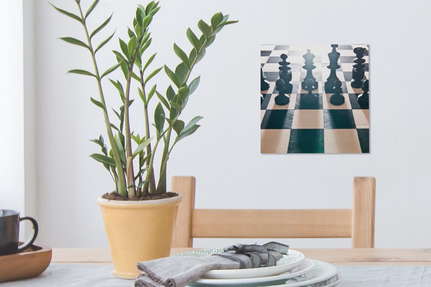 OneMillionCanvasses® Leinwandbild Die schwarzen Schachfiguren Schlafzimmer Wohnzimmer Bilder dem (1 Leinwand St), auf für Brett