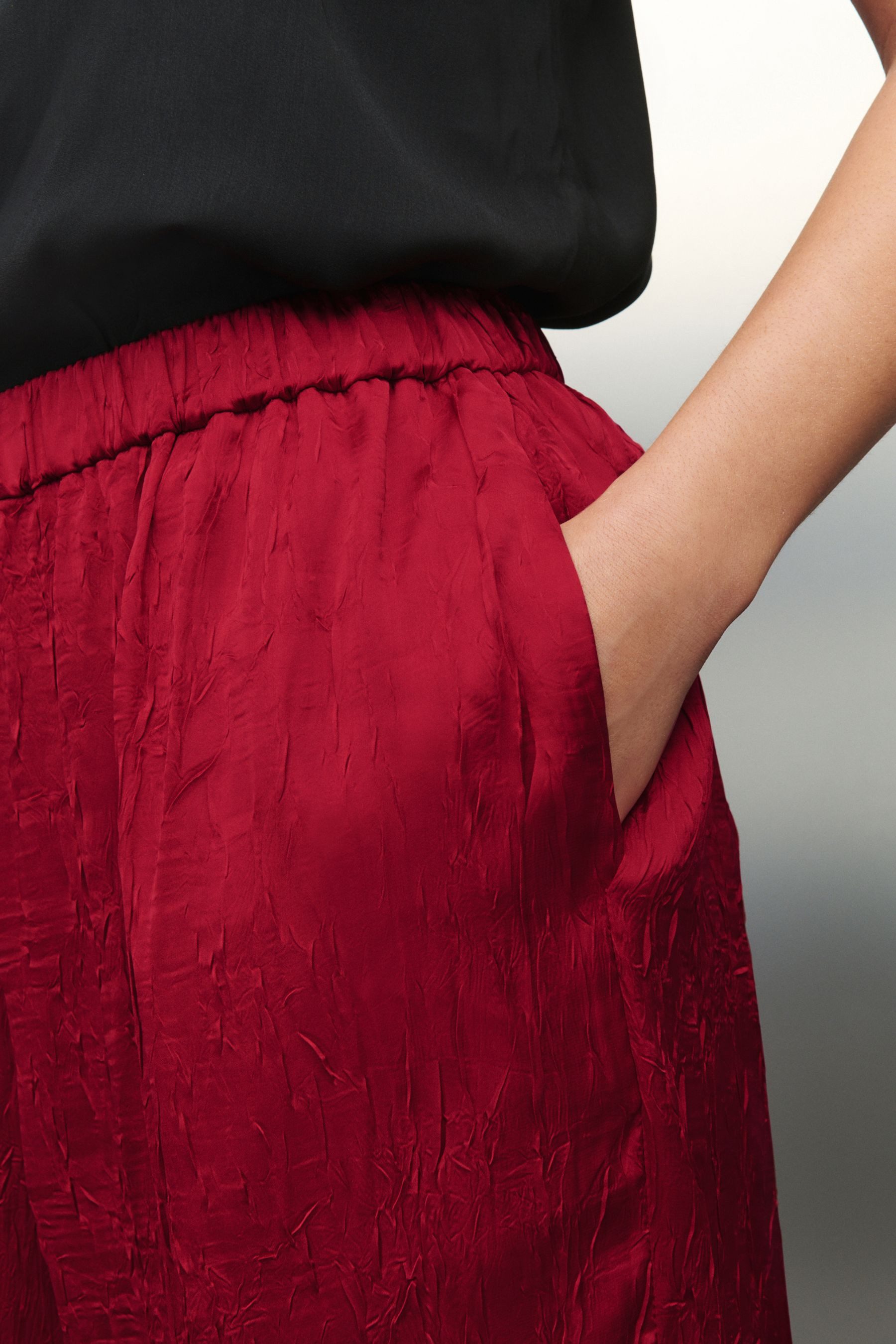 Next Dehnbund-Hose Satinhose mit weitem Bein in Knitteroptik (1-tlg)