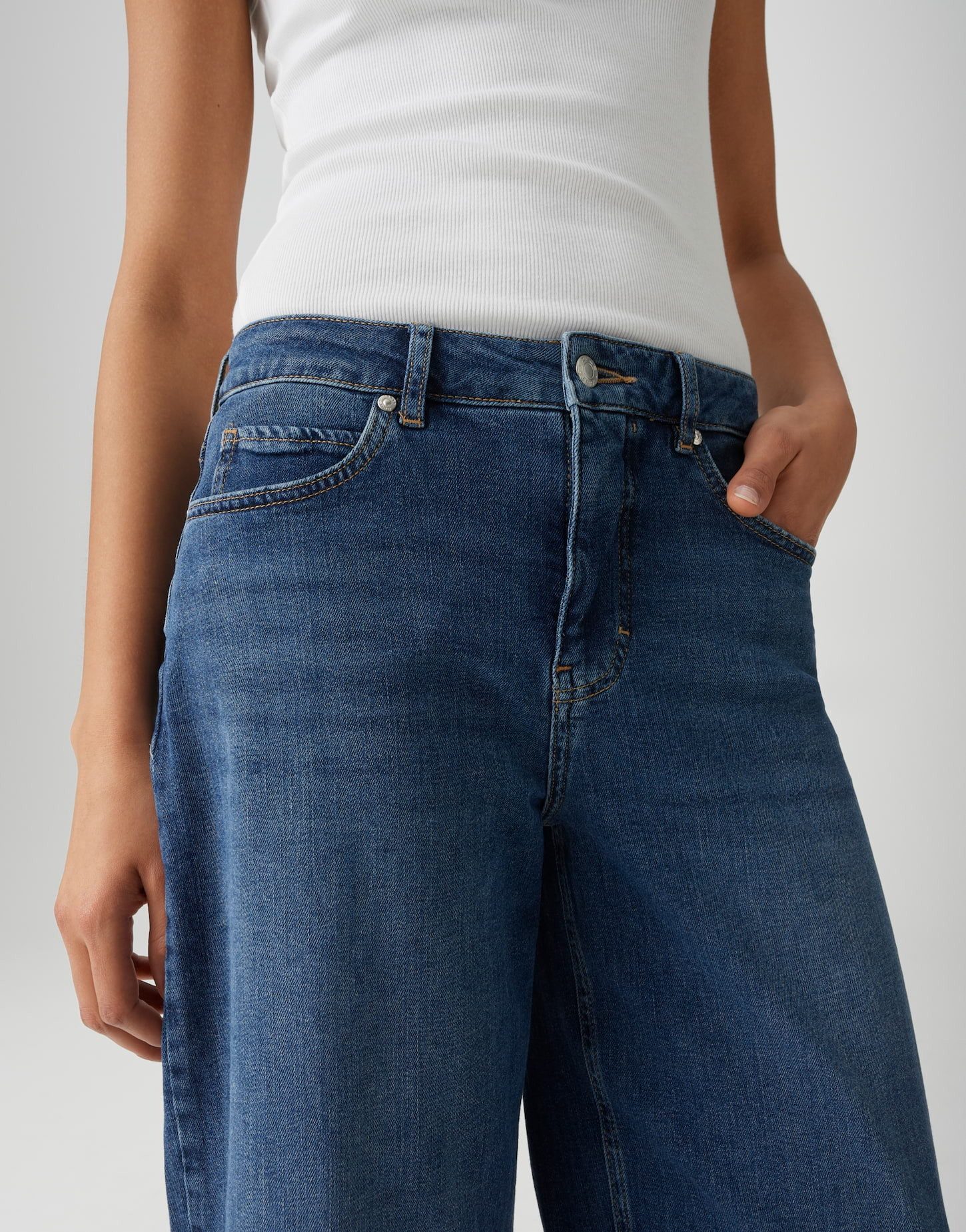 OPUS PANTS Relax-fit-Jeans MARI CLEAR aus Baumwollmix Mid Rise Markante Form mit lässigen Used-Effekten – Bild 4 von 5