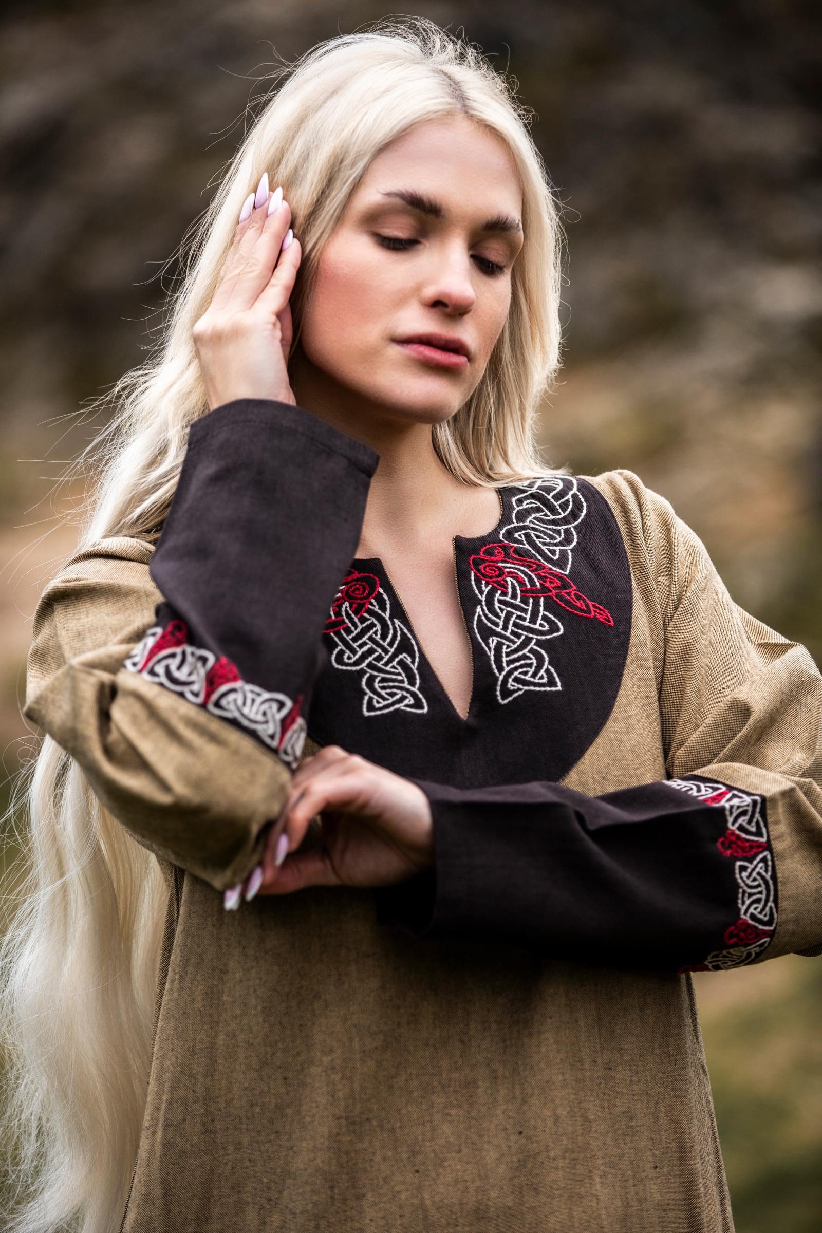 Leonardo Carbone Wikinger-Kostüm Kleid "Idun" mit V-Ausschnitt und Stickerei, kunstvolle Handstickerei, hochwertige Baumwolle