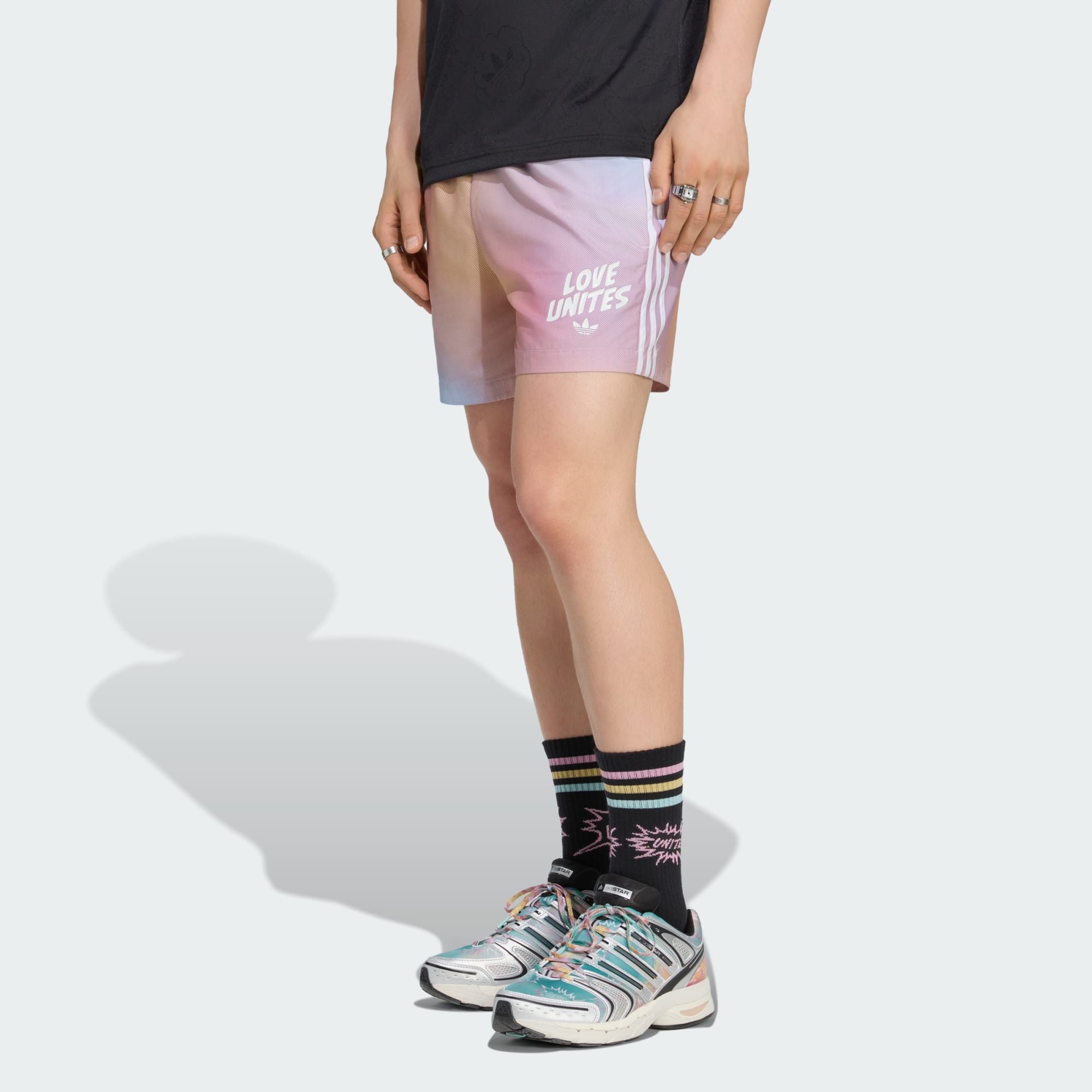 adidas Originals Shorts LOVE UNITES AOP SHORTS, WASSERDICHT (1-tlg)