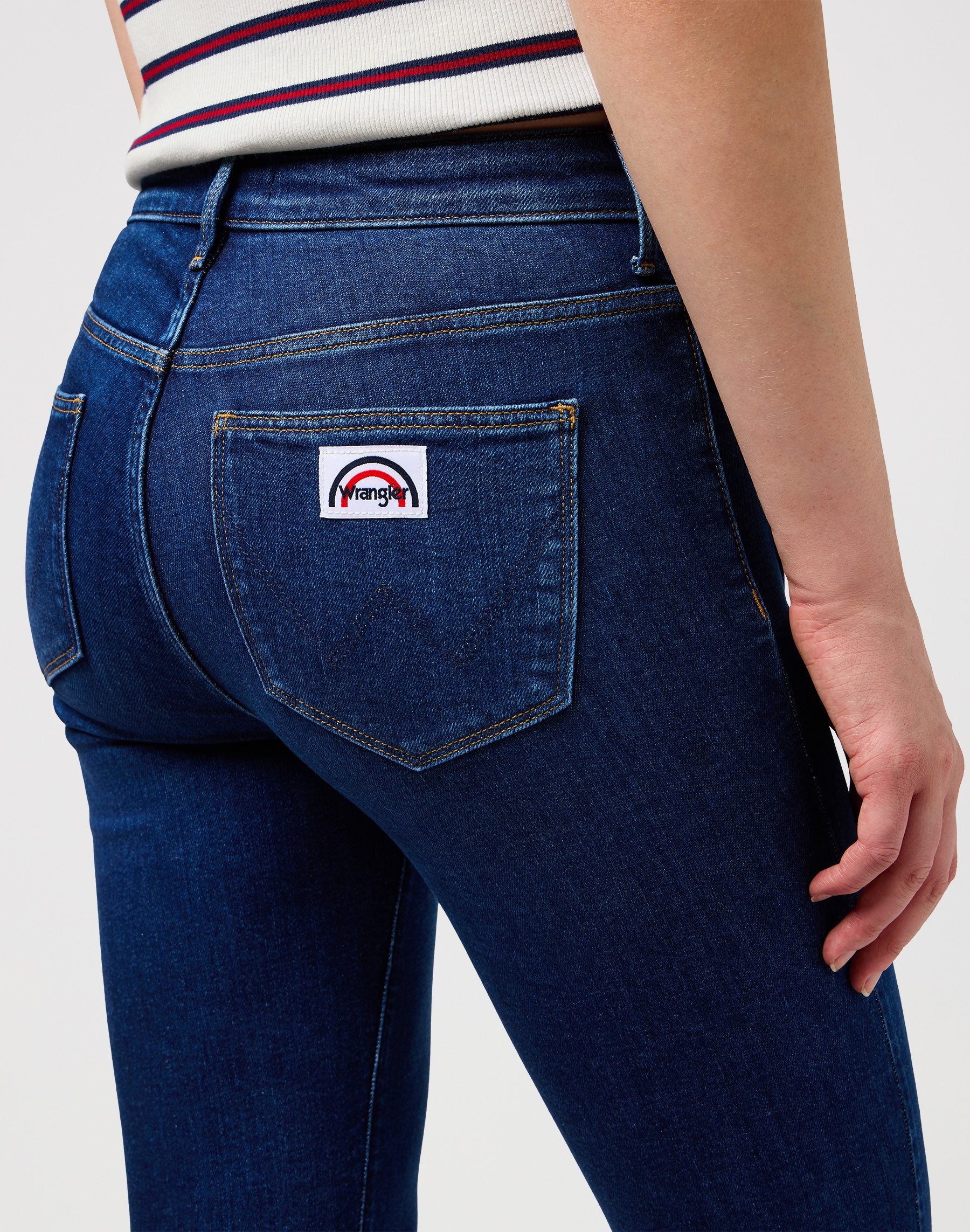 Wrangler Bootcut-Jeans Flare im Retro-Design mit ausgestelltem Bein – Bild 4 von 5