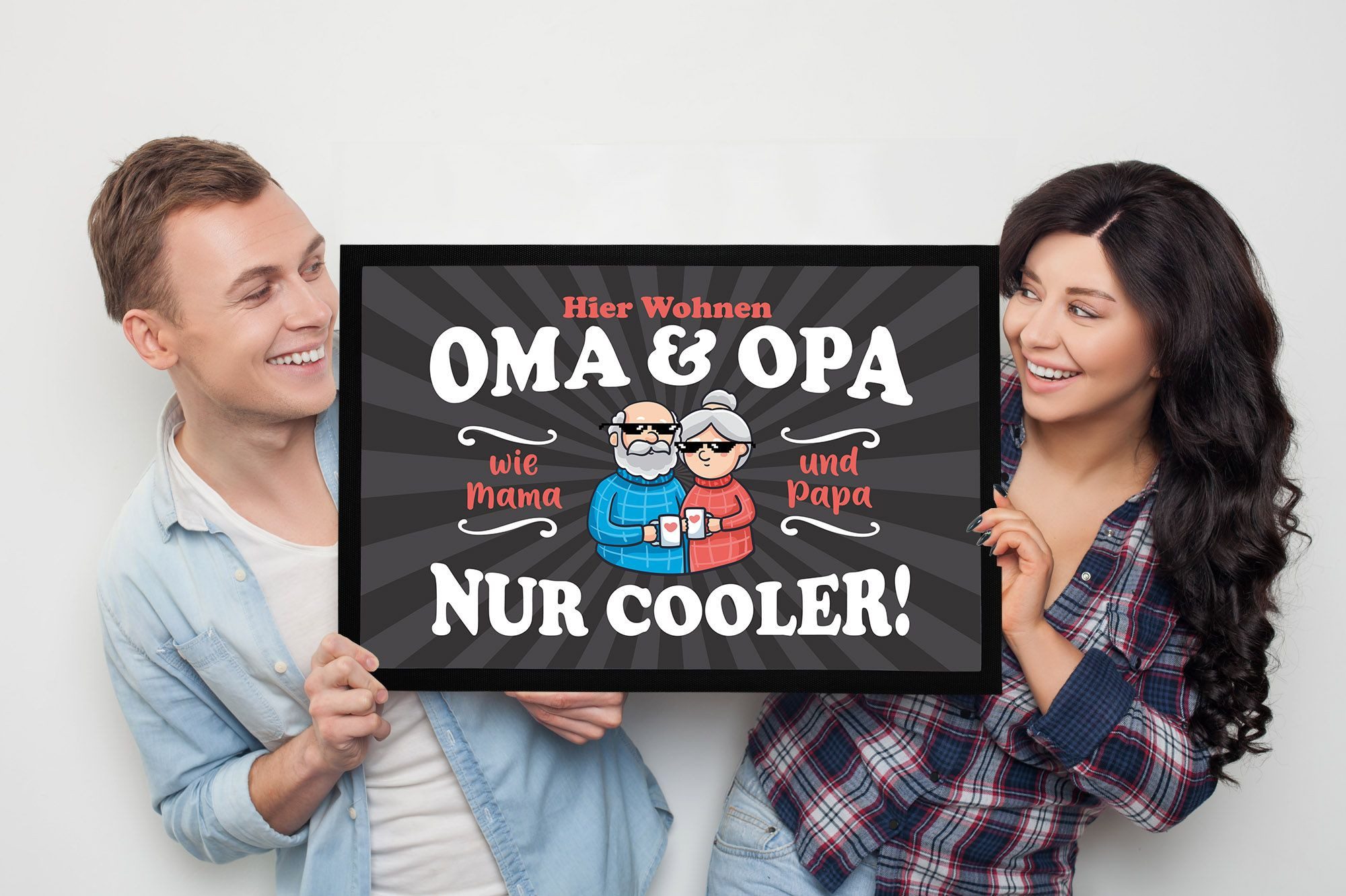 MoonWorks Fußmatte Fußmatte Geschenk Hier wohnen Oma und Opa Großeltern lustige, rechteckig – Bild 4 von 5