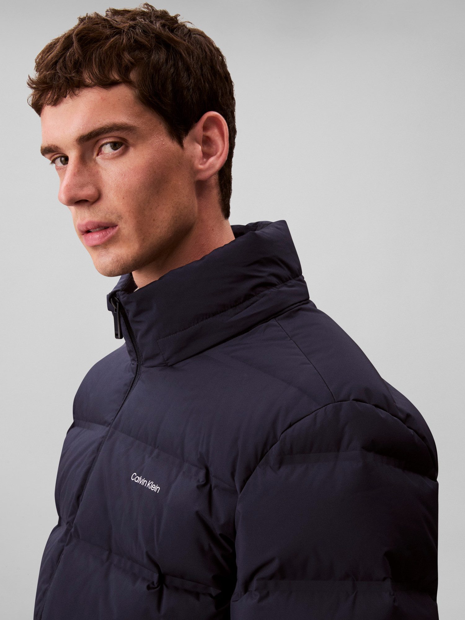 Calvin Klein Jeans Steppjacke LS QUILTED BONDED CHANNEL HD PUF Mit Rundhalsausschnitt, regular fit – Bild 4 von 5