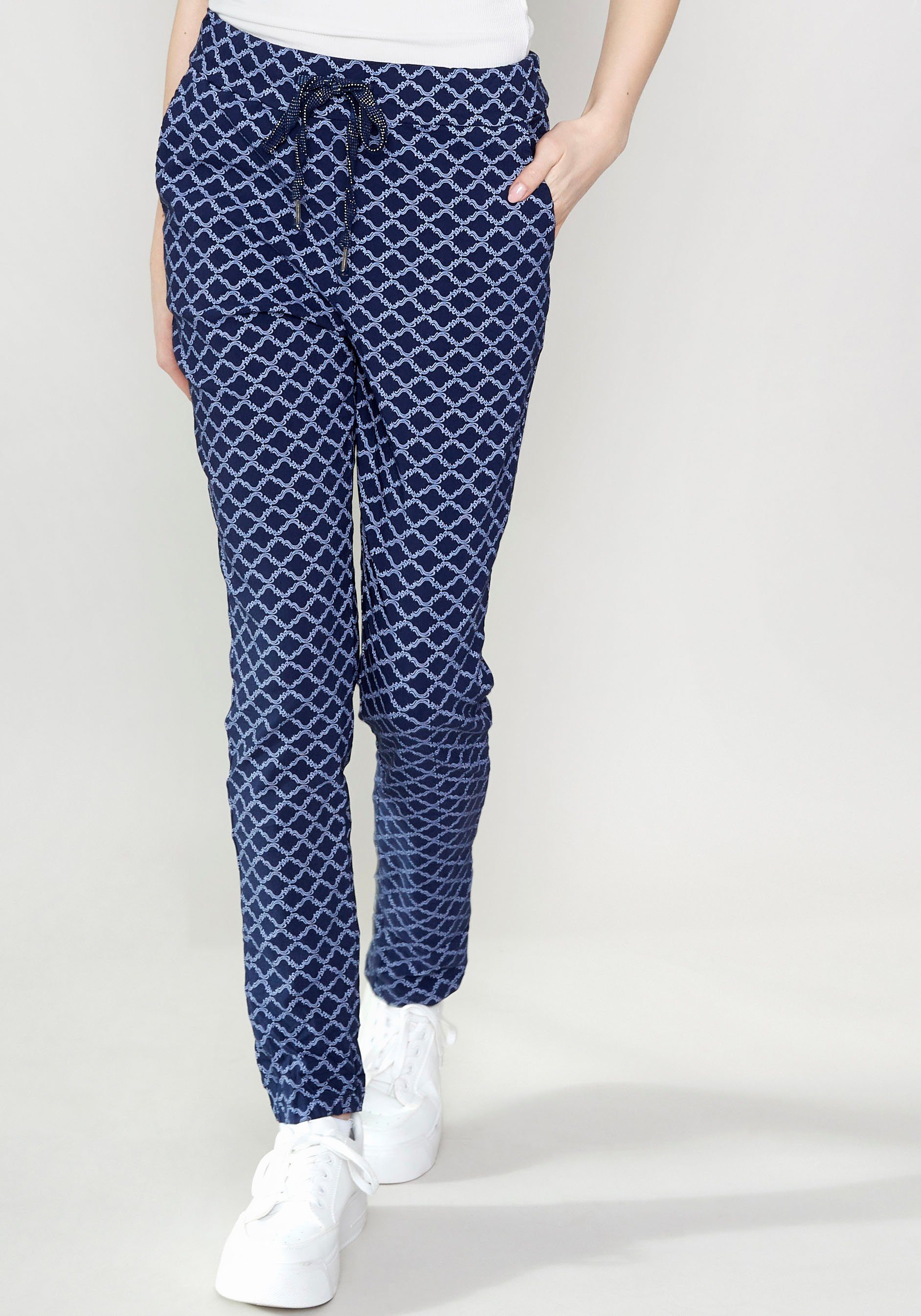 speziell ZABAIONE Jogger mit Le44ticia navy Allover-Print schönem (1-tlg) Pants