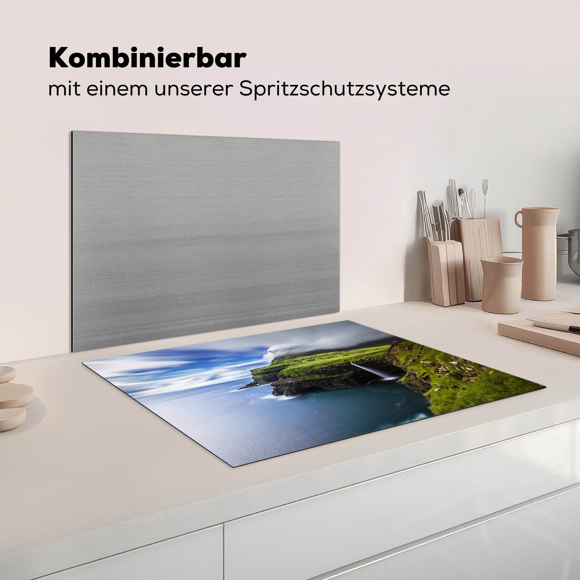 Mobile 70x52 Färöer der Küste Herdblende-/Abdeckplatte Nebel über der nutzbar, Vinyl, MuchoWow Arbeitsfläche cm, Inseln, (1 Ceranfeldabdeckung tlg),