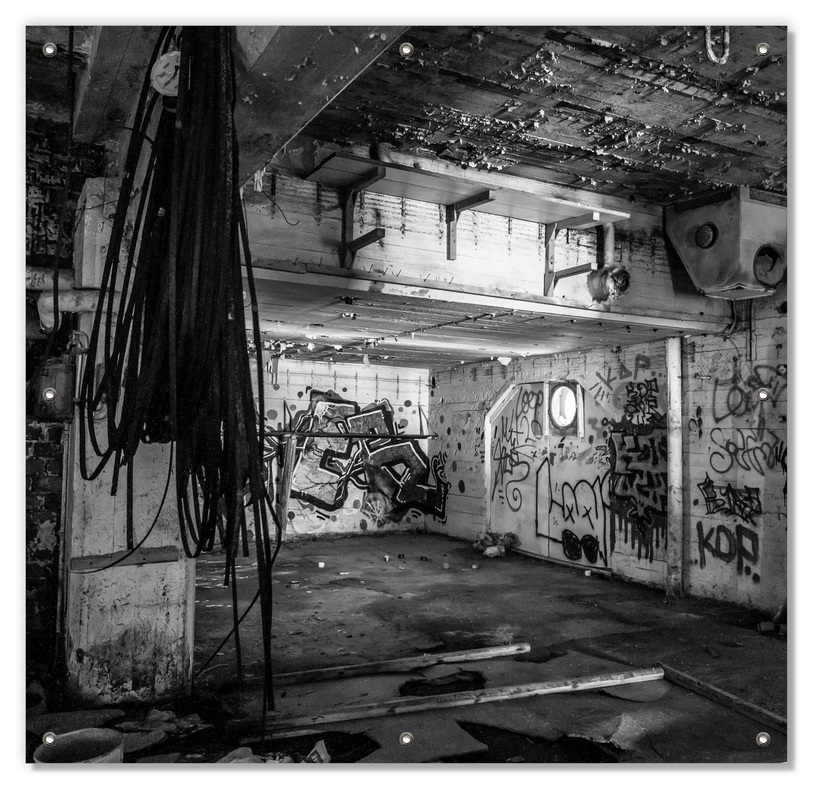 Sonnenschutz Alte verlassene Fabrik in schwarz weiß mit Graffiti, Wallario, blickdicht, mit Saugnäpfen, wiederablösbar und wiederverwendbar