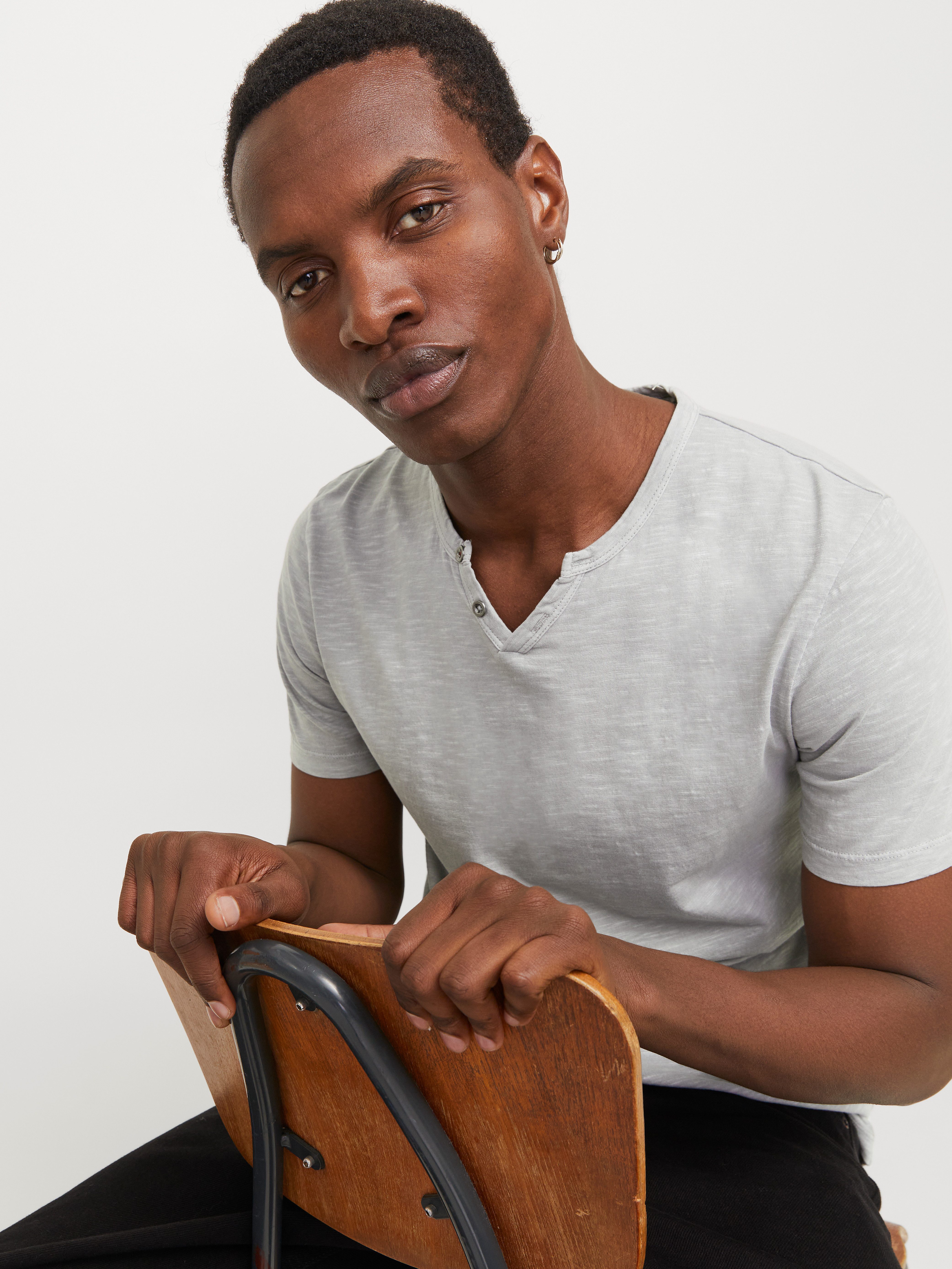 Jack & Jones T-Shirt JJESPLIT NECK TEE SS NOOS mit V-Ausschnitt günstig online kaufen