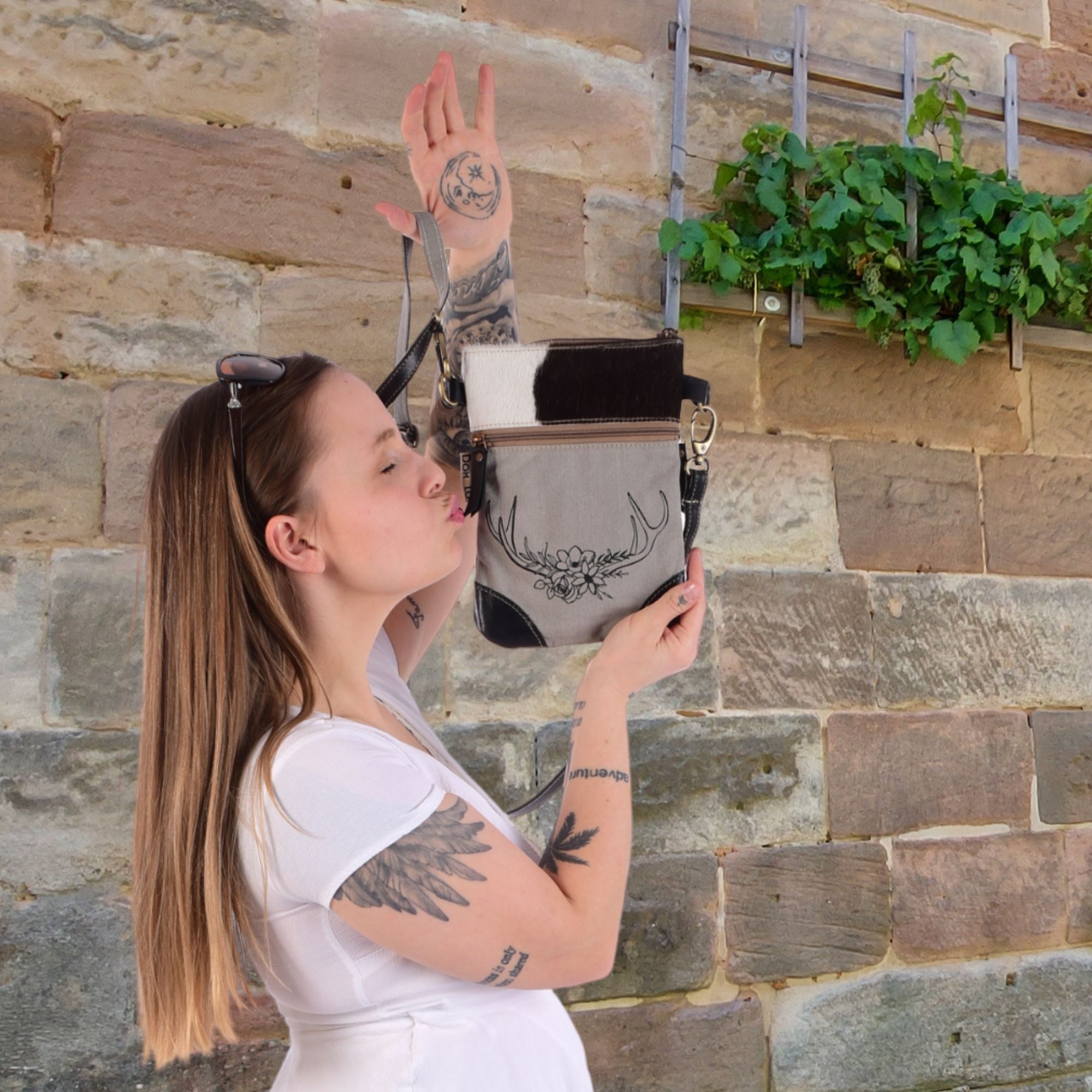 Domelo Trachtentasche kleine Oktoberfest Tasche, schwarze Dirndltasche, Unikate Trachtentasche