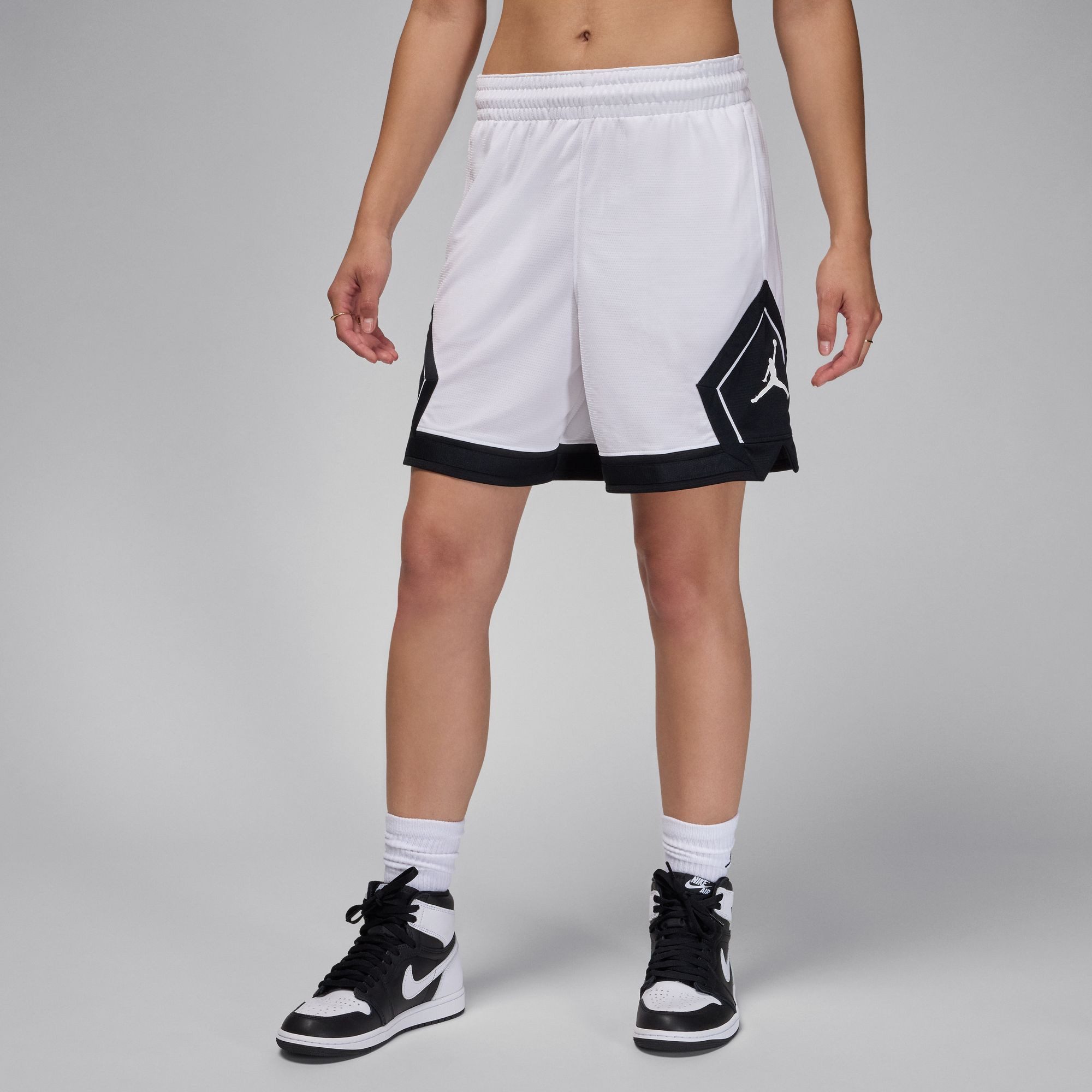 Jordan Trainingsshorts Jordan Sport Women's 4" Diamond Shorts atmungsaktives Mesh, schweißableitende Technologie