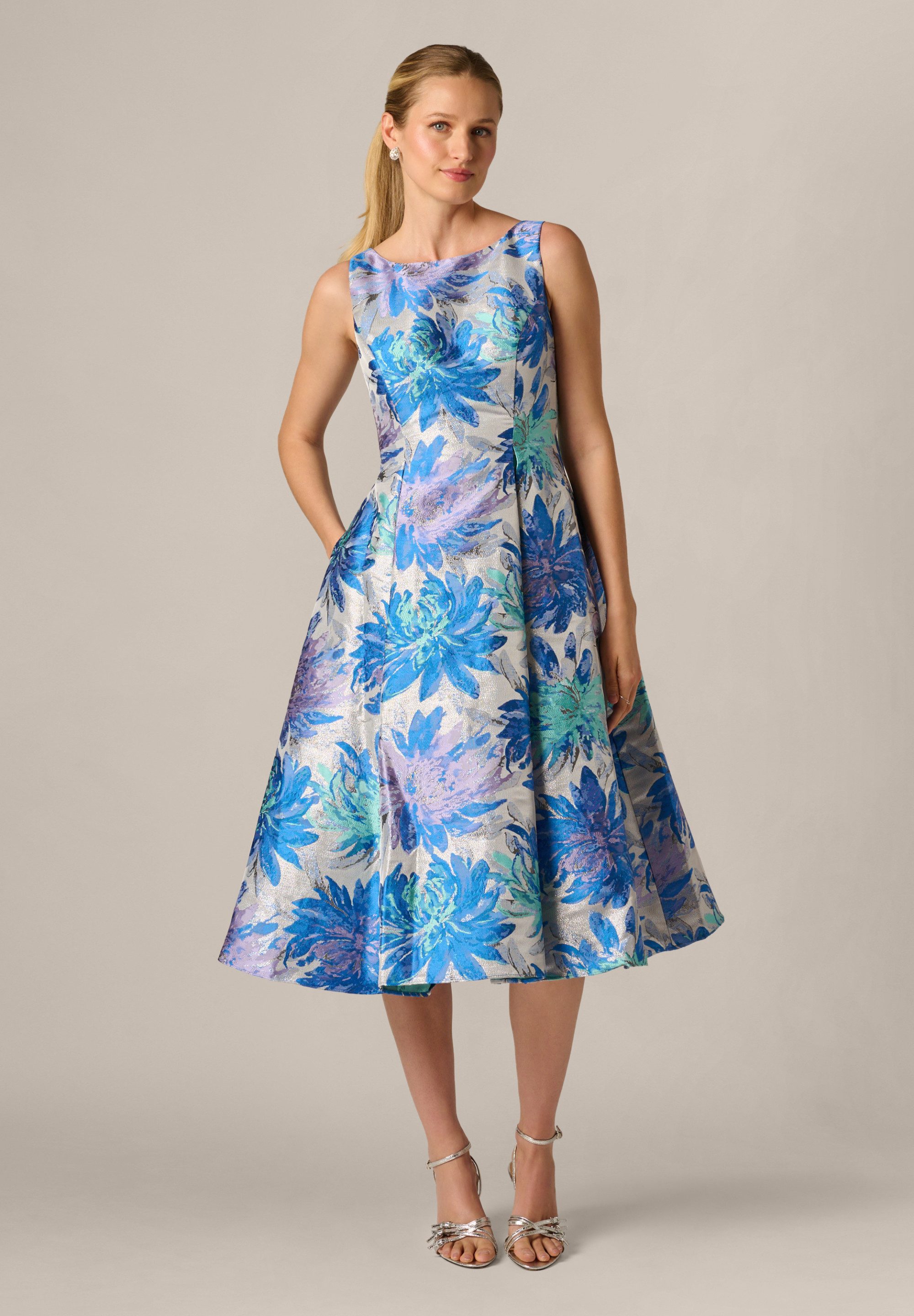 Adrianna Papell Abendkleid Jacquard Tea Length Dress Leuchtendes Jacquard-Kleid in Fit-and-Flare-Form