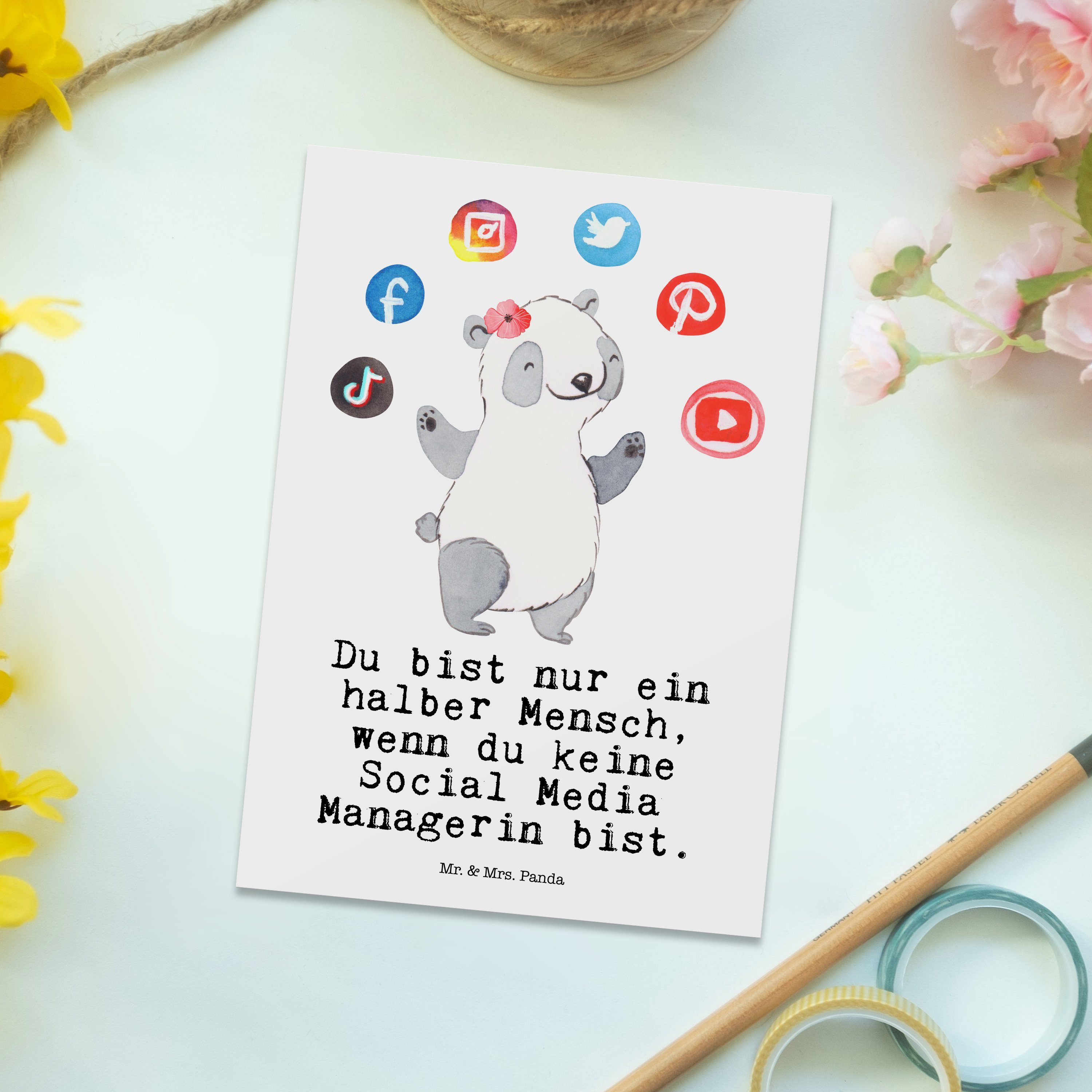 Geschenk, Herz Mrs. Ansichtskar Managerin Mr. Panda - - Social Weiß Karte, & Postkarte mit Media