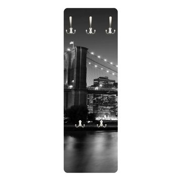 Bilderdepot24 Garderobenpaneel schwarz-weiß Städte Skyline Brooklyn Brücke in New York II Design (ausgefallenes Flur Wandpaneel mit Garderobenhaken Kleiderhaken hängend), moderne Wandgarderobe - Flurgarderobe im schmalen Hakenpaneel Design