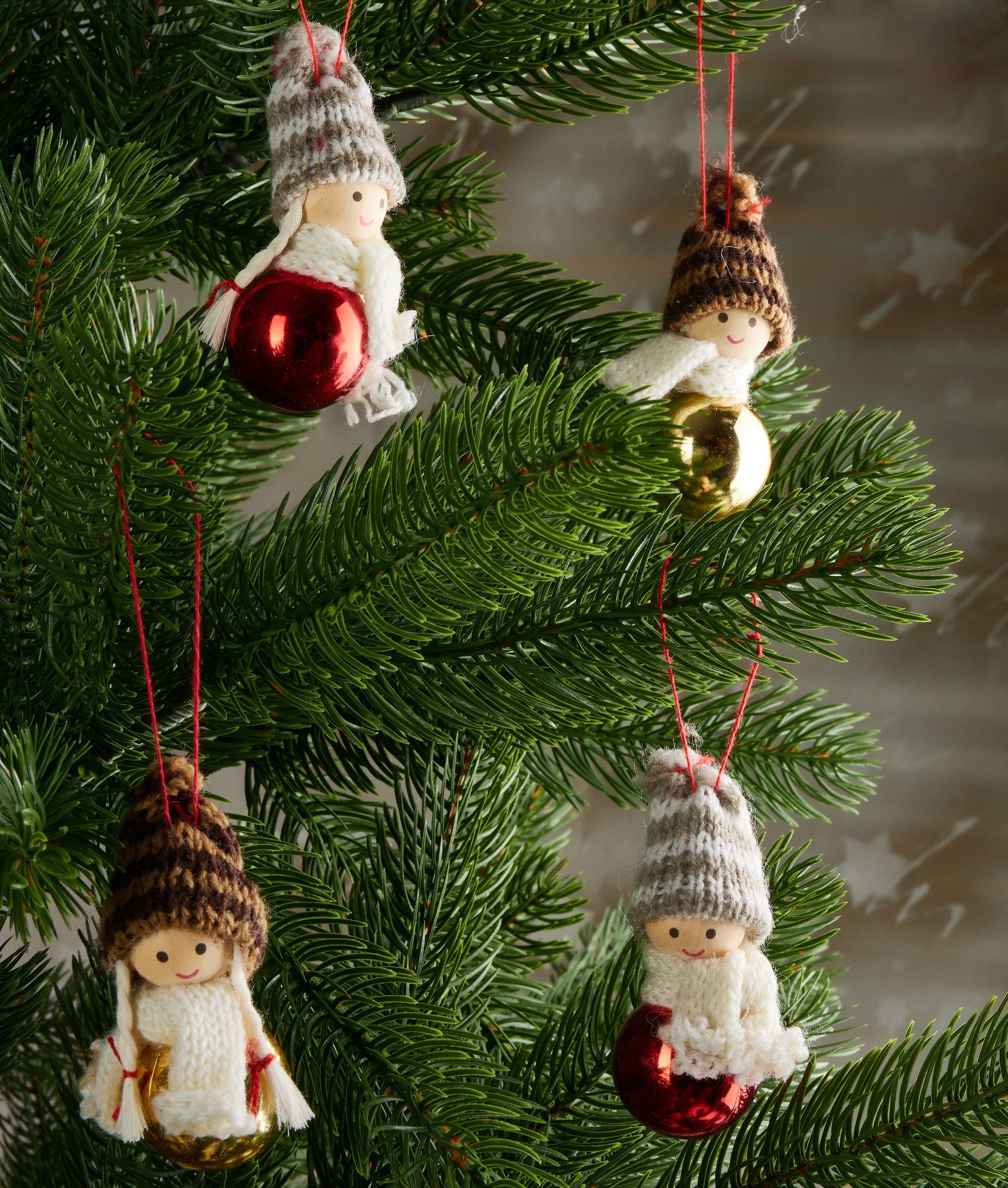 BRUBAKER Christbaumschmuck Weihnachtswichtel Wichtel (4-tlg), Gold und Holz Weihnachtsanhänger hoch, Baumanhänger Strick, Geschenkbox cm Rot Set in 8 Baumschmuck aus