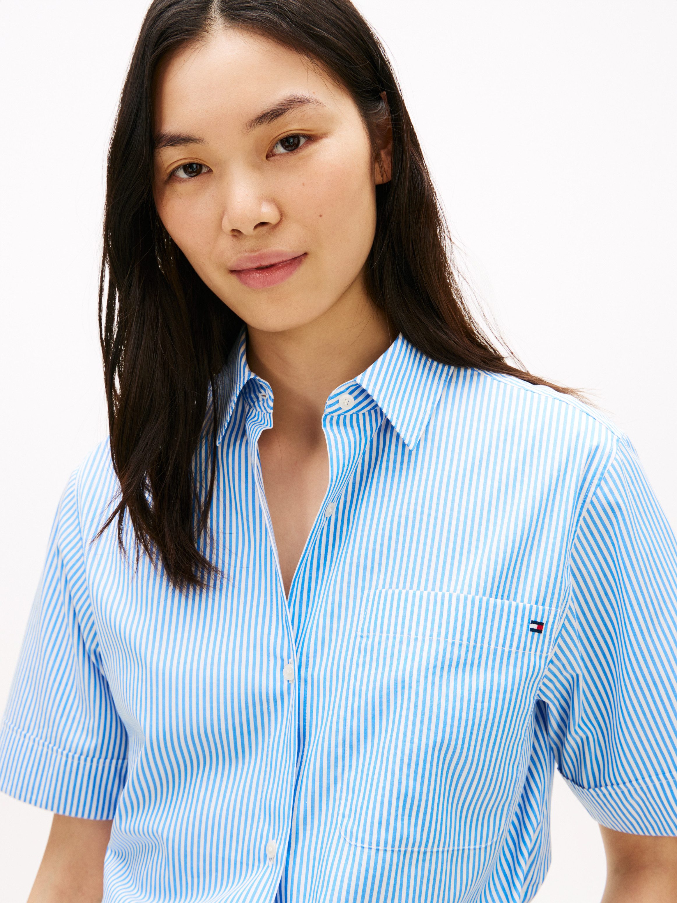 Tommy Hilfiger Kurzarmbluse ESSENTIAL POPLIN SHORT SLEEVE SHIRTS mit Hemdkragen, Flag Stickerei auf der Brust