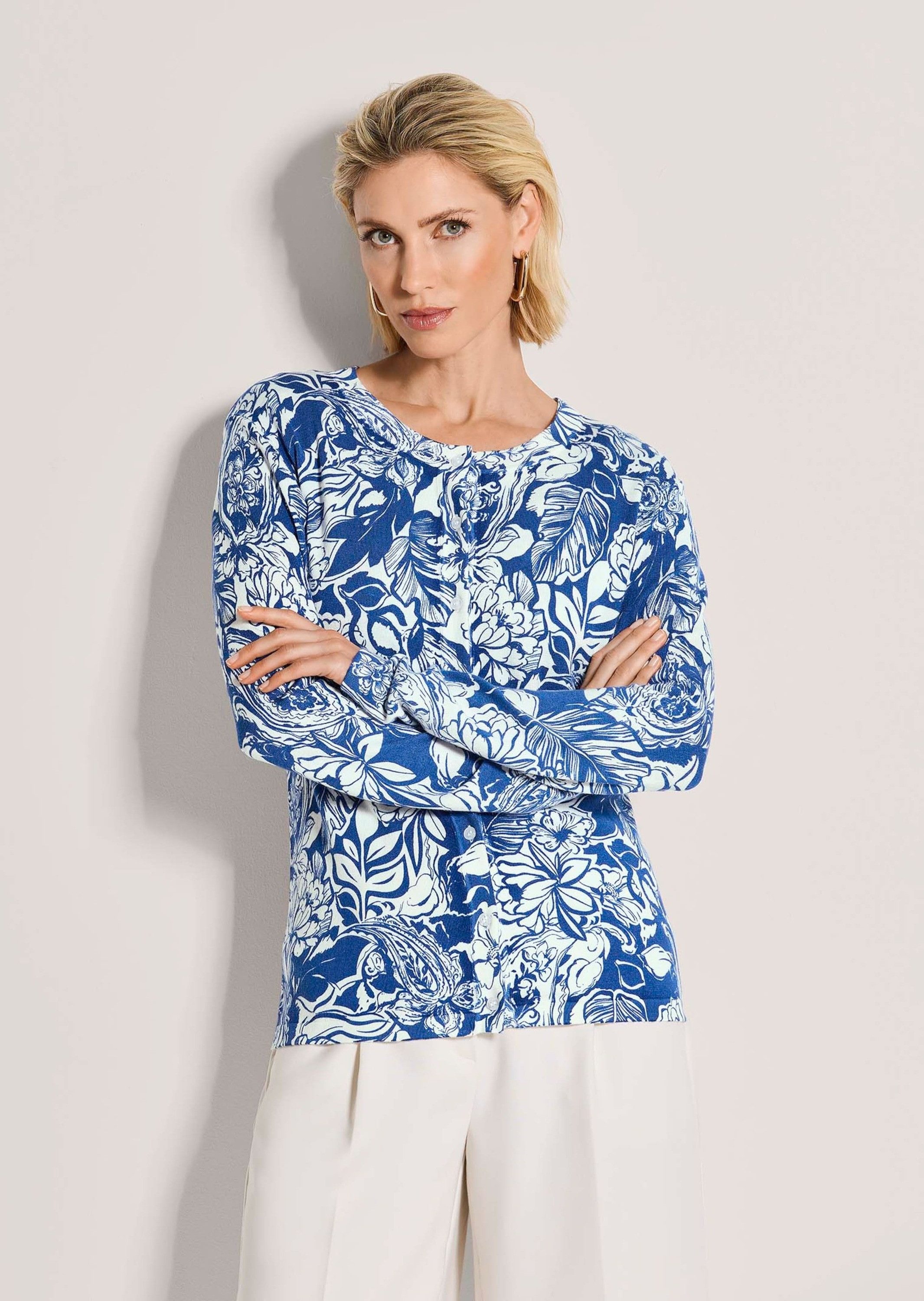 MADELEINE Strickjacke Blumige Feinstrick-Jacke, Langarm, Knopfleiste Sommerliche Viskose-Jacke im Bicolor-Blumenmuster, Rundhals, Langarm