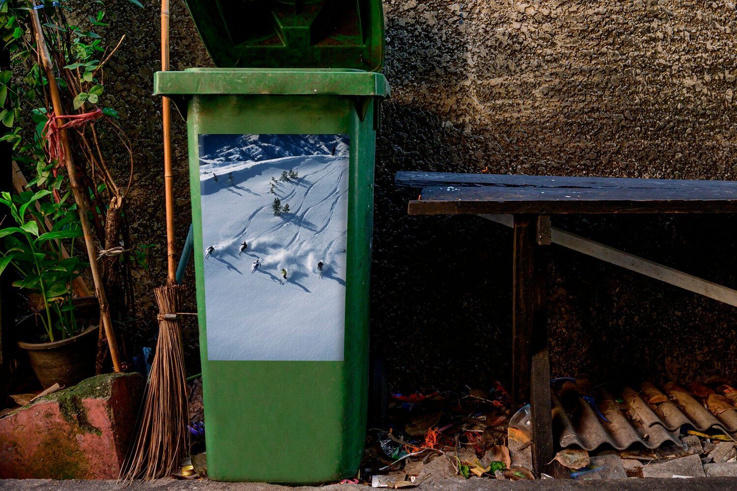 (1 durch Valley Gruppe Mülleimer-aufkleber, von USA Container, in fährt Wandsticker Mülltonne, St), Sticker, MuchoWow den Abfalbehälter Sun Skiern Eine Menschen auf