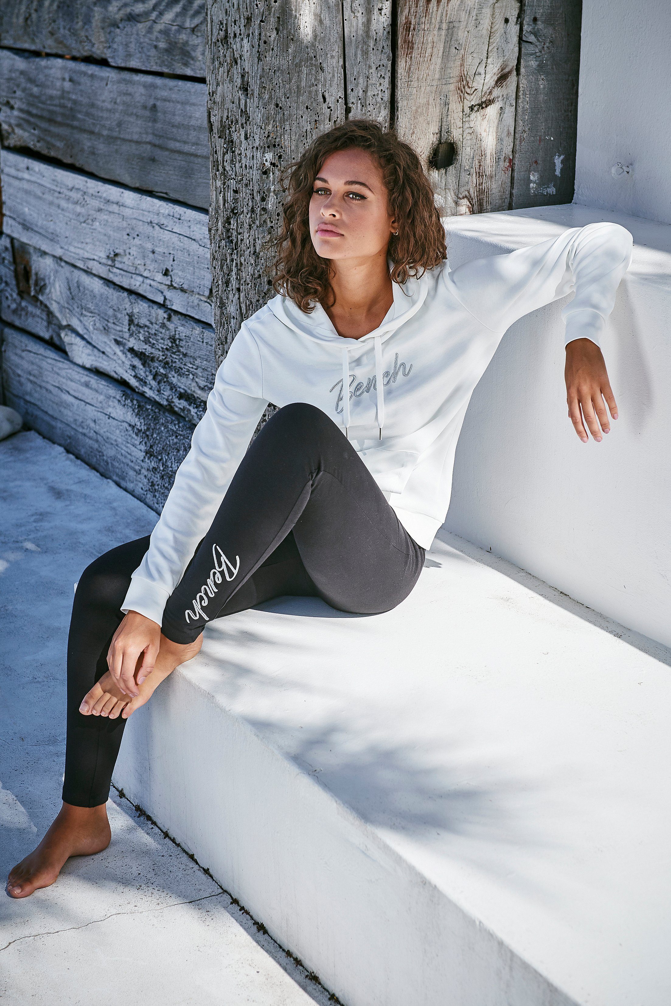 Bench. Loungewear Leggings mit glänzender Logostickerei schwarz