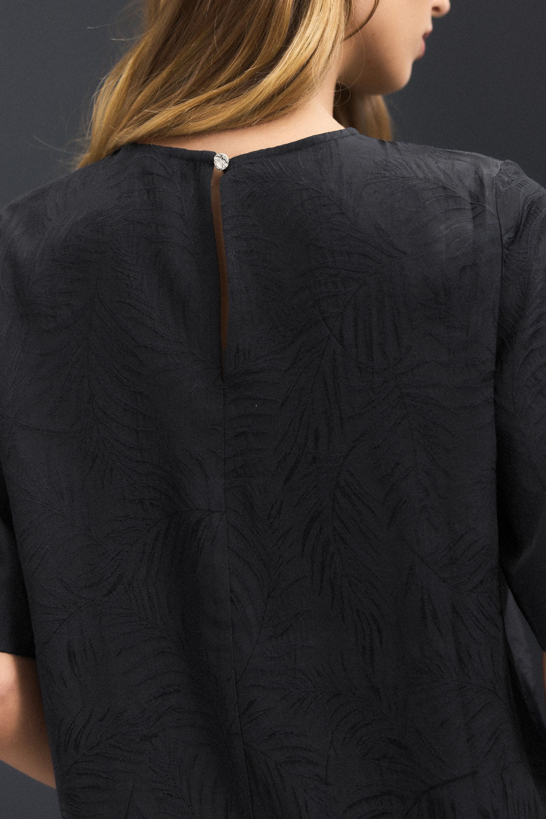 Next Shirtbluse Kastiges T-Shirt aus Jacquard-Satin mit Laubmotiv (1-tlg) günstig online kaufen