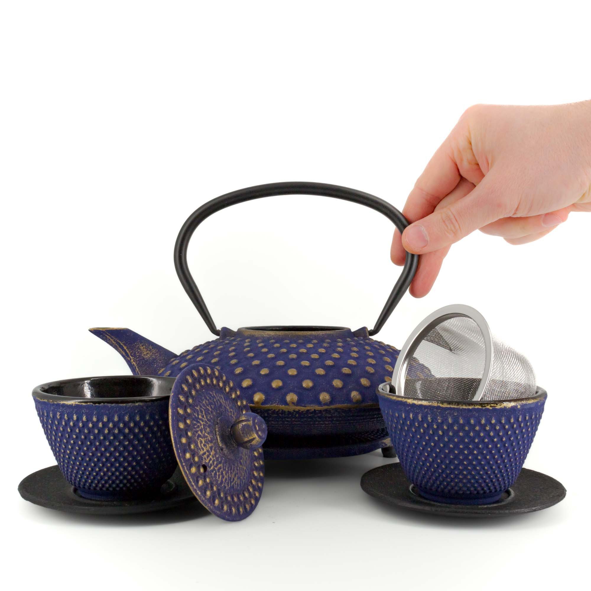 teayumi Teekanne CHIYO Tetsubin Komplett-Set Gusseisenkanne 800 ml Blaugold, 0.8 l, (Komplett-Set, 8-teilig), mit herausnehmbaren Edelstahlsieb, mit Henkel