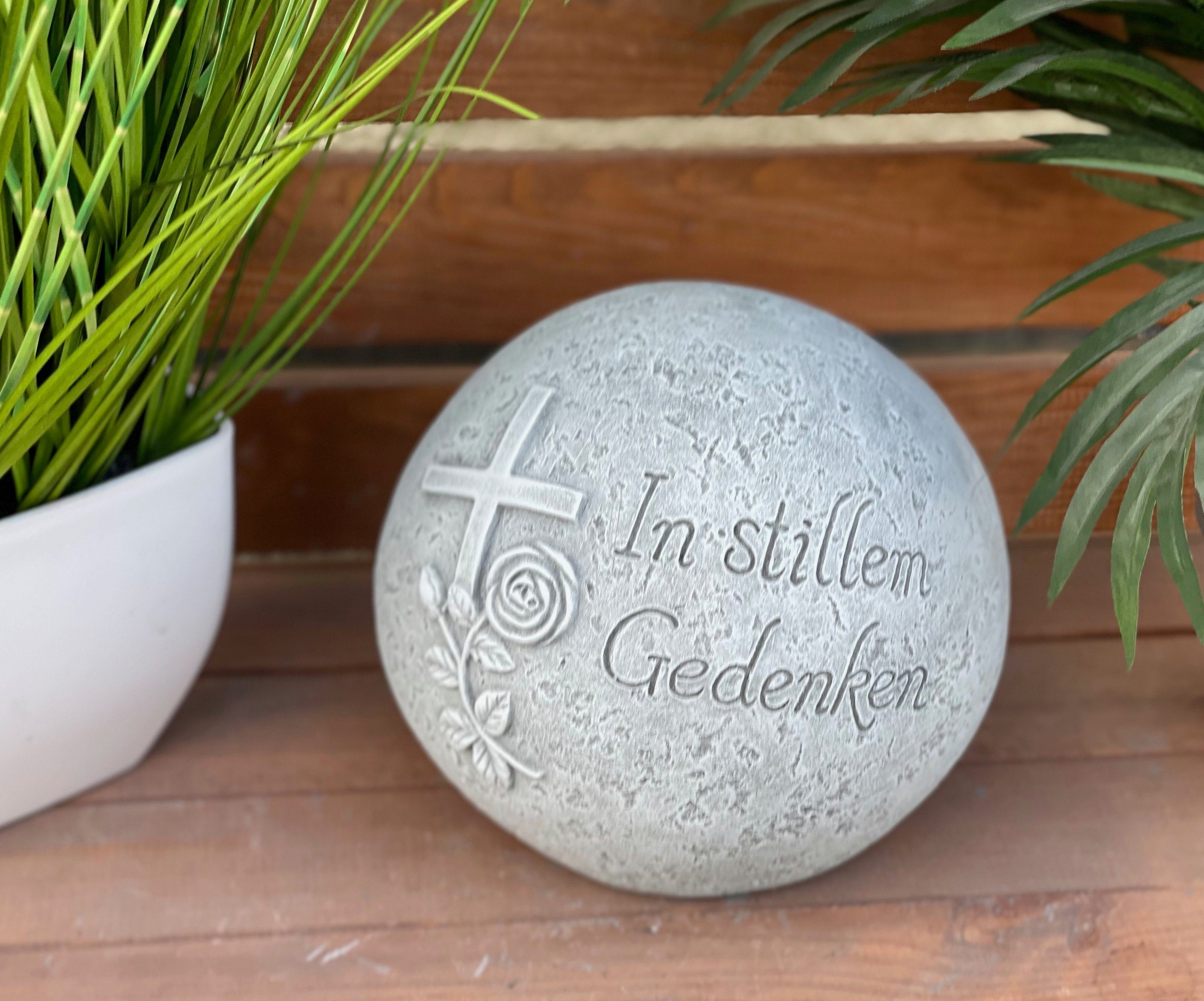 Stone and Style Gartenfigur Frostfeste Grabkugel "In stillem Gedenken" massiv – Bild 4 von 5