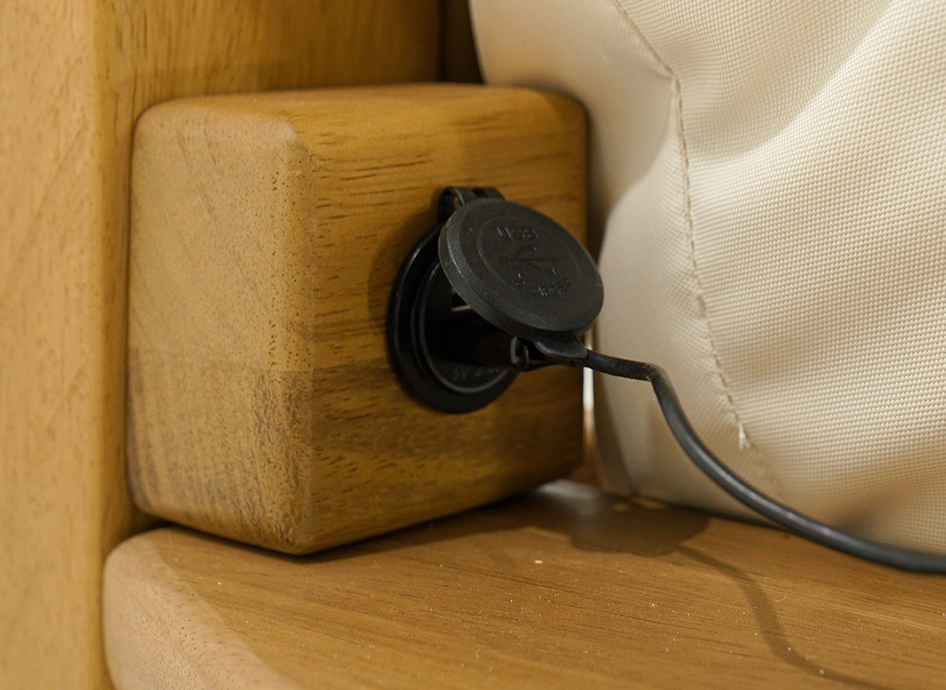 JVmoebel Chaiselongue Hellbraune Holz Gartenliege mit Polstern für zwei Personen, Made in Europa
