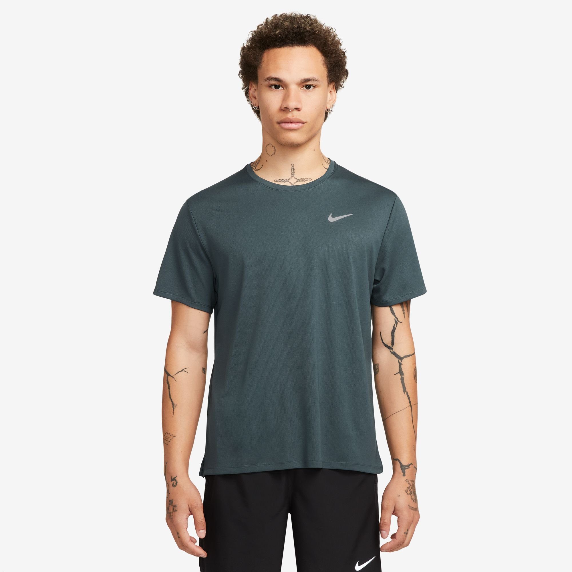 Luxuriöses Gefühl Nike Laufshirt TOP UV MEN'S MILER DEEP JUNGLE/REFLECTIVE RUNNING SHORT-SLEEVE SILV DRI-FIT