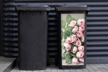 MuchoWow Wandsticker Ein großes Buch mit rosa Rosen liegt auf einem Tisch. (1 St), Mülleimer-aufkleber, Mülltonne, Sticker, Container, Abfalbehälter