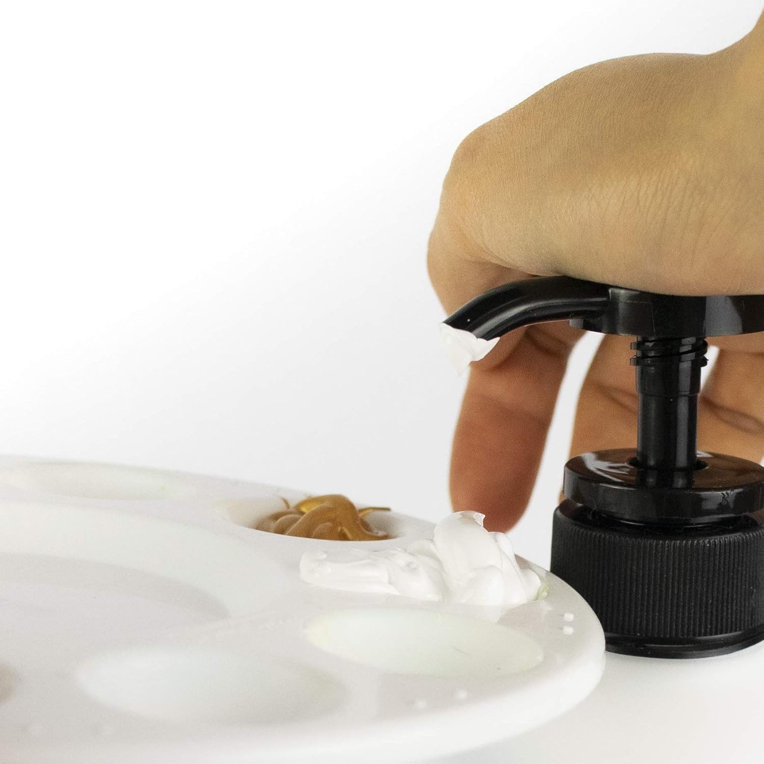 Mont Marte Acrylfarbe Weiß in der 2L-Flasche mit einer Pumpe, Lichtechte Farbe mit großer Deckkraft – für Leinwand, Ton, Holz, Stein