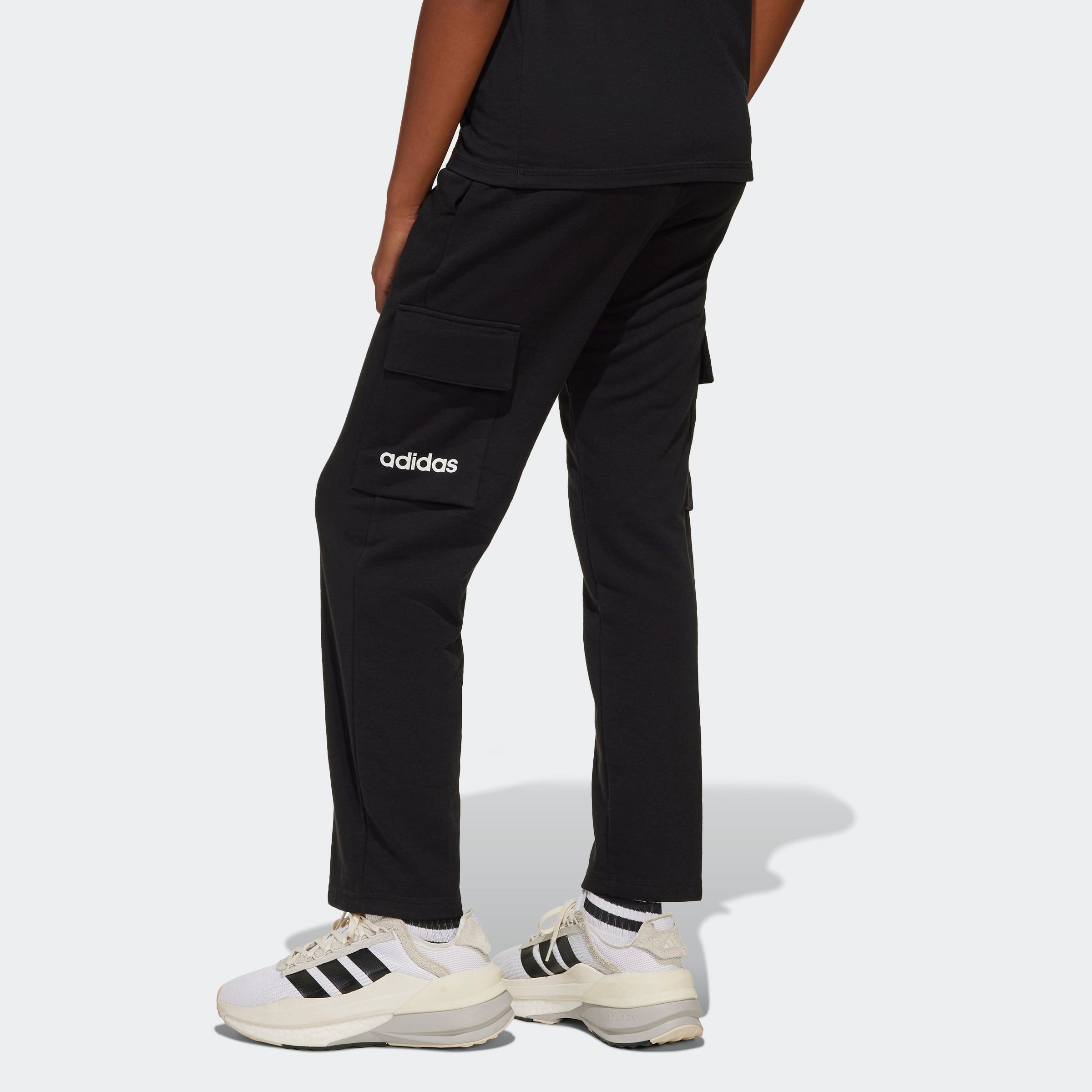 adidas Sportswear Sporthose ESSENTIALS für Kinder, für Laufen geeignet, mit mehreren Taschen, mit Gummizug