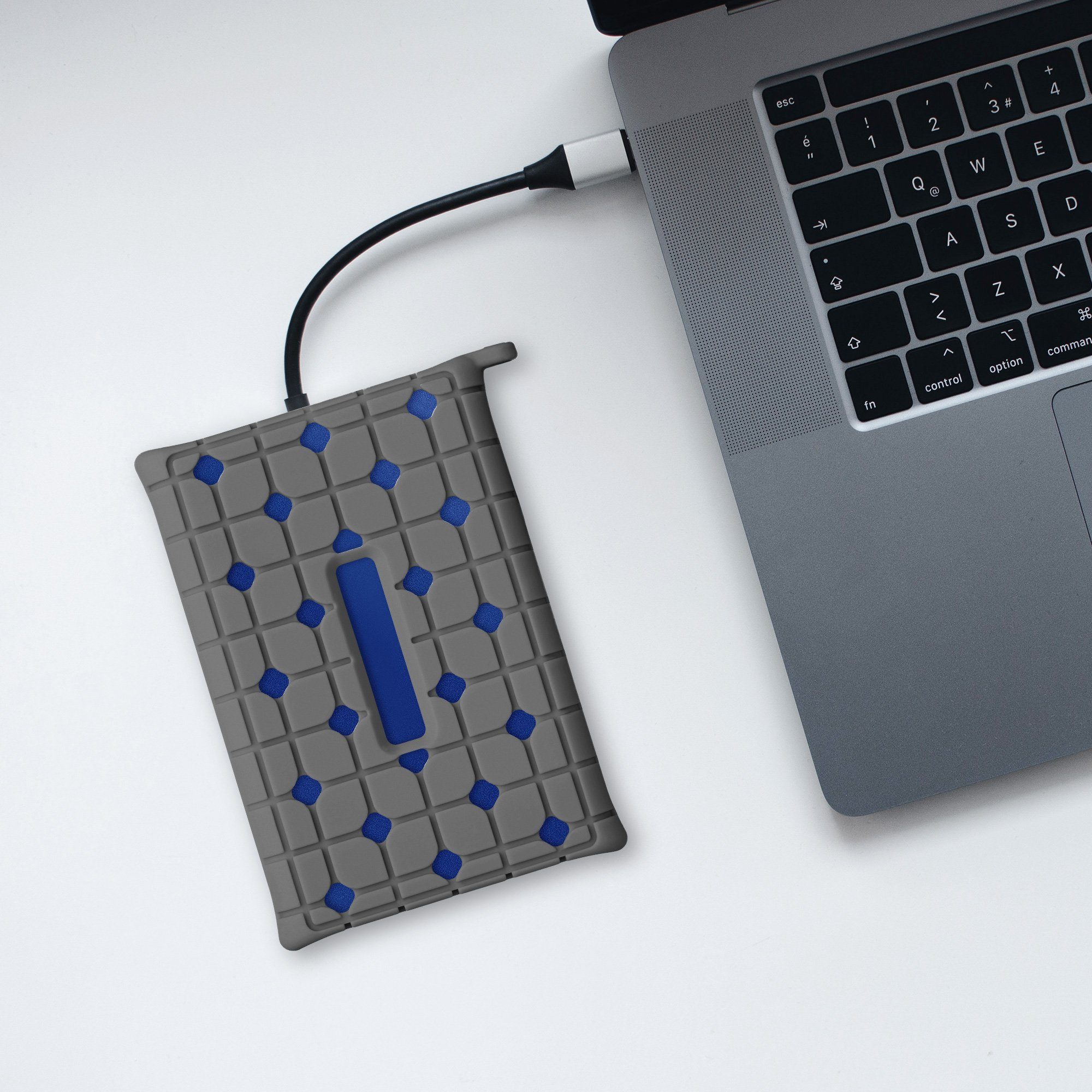 kwmobile Festplattenhülle für Samsung T7 Portable SSD, Silikon Tastaturschutz QWERTY (Arabisch)