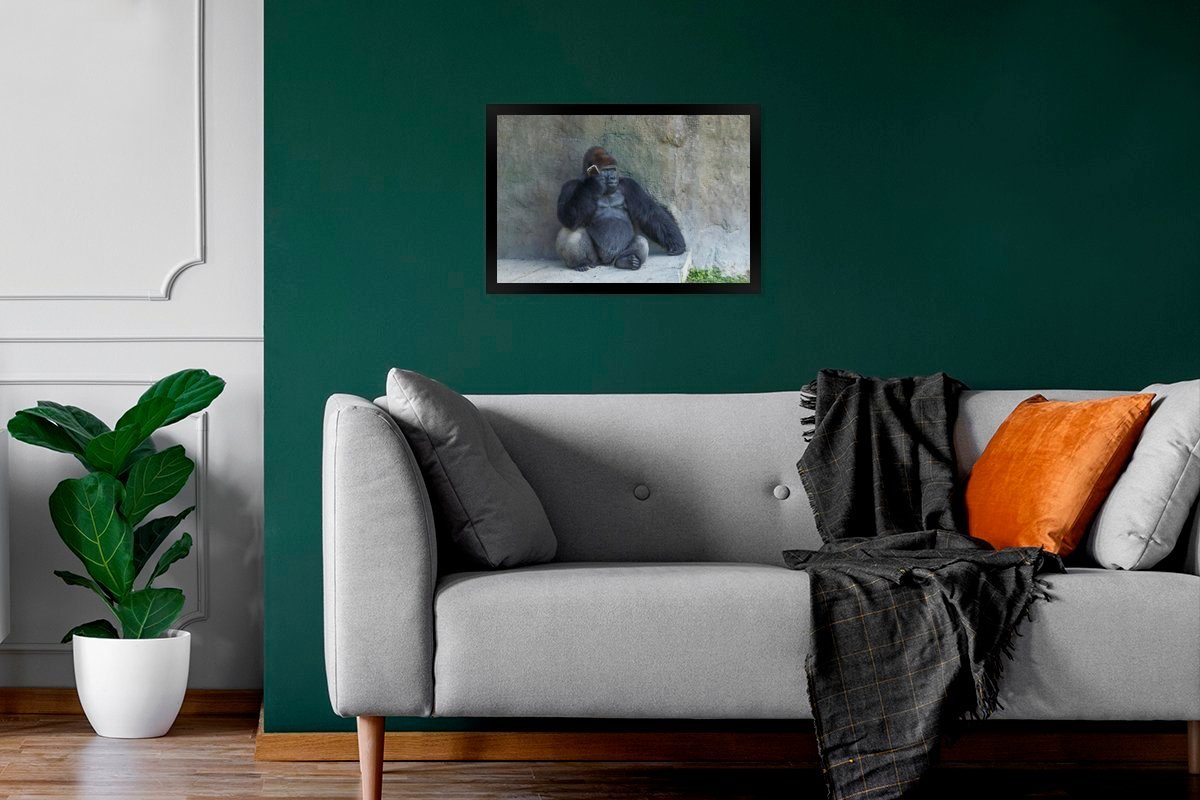 MuchoWow Poster Bilder, Ein einer Gerahmtes lehnt Bilderrahmen Gorilla riesiger Steinmauer, Wanddeko, Poster, St), Schwarzem (1 an Wandposter