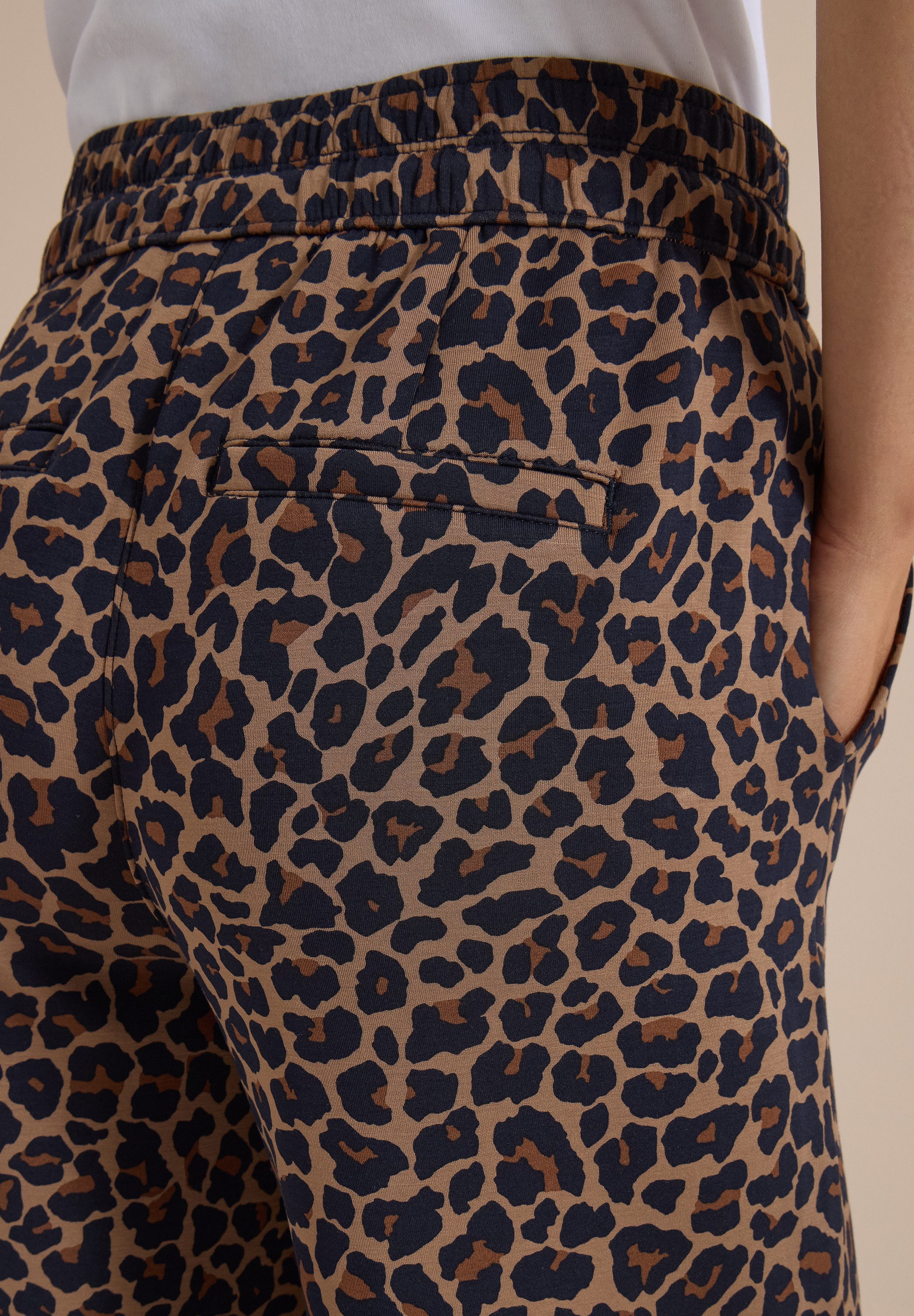 CECIL Stoffhose Style Neele Viskosemix in Silk-Touch-Qualität, Elastikbund, Animal Print – Bild 4 von 5