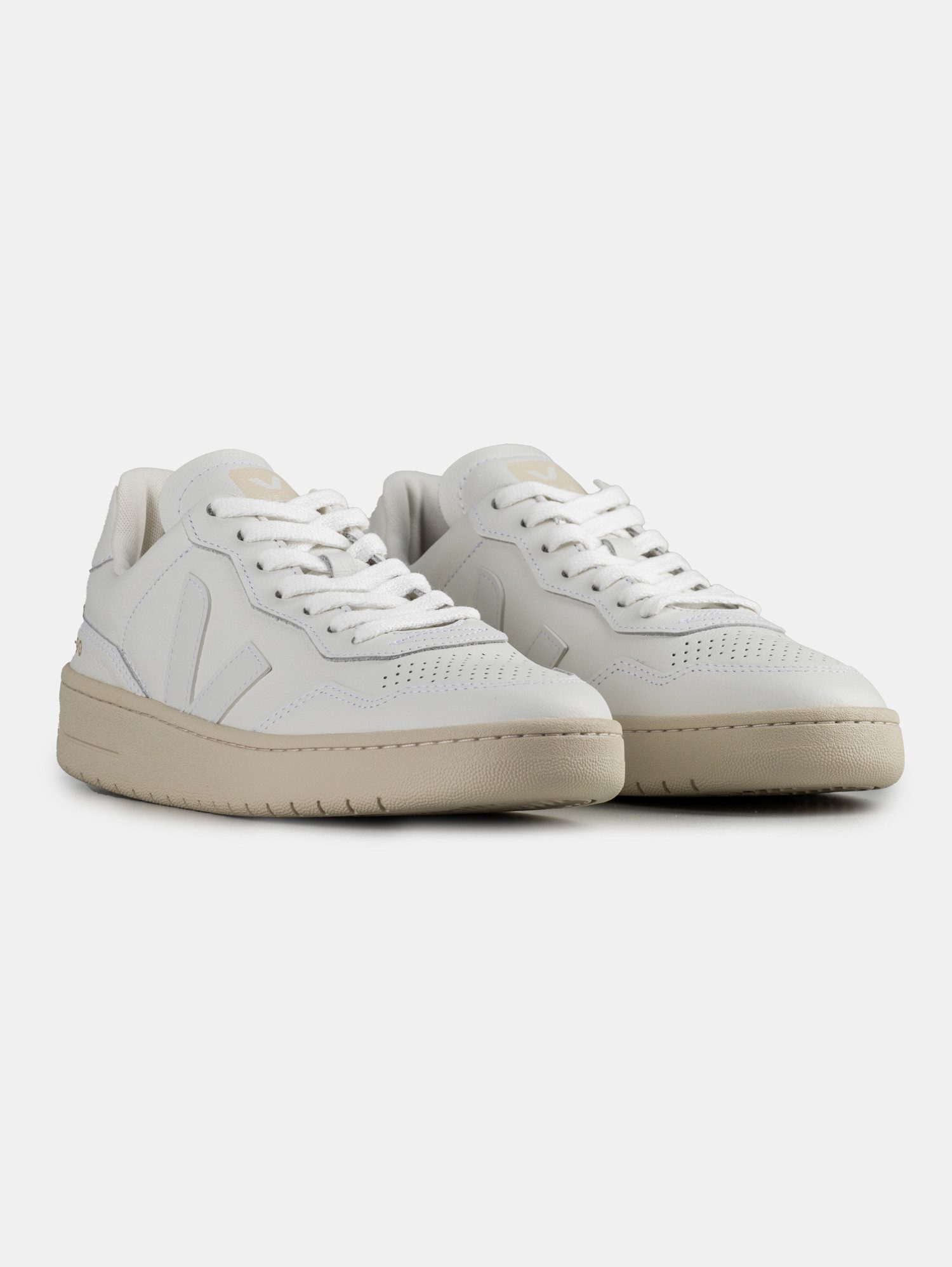 VEJA Veja V-90 Leather Sneaker