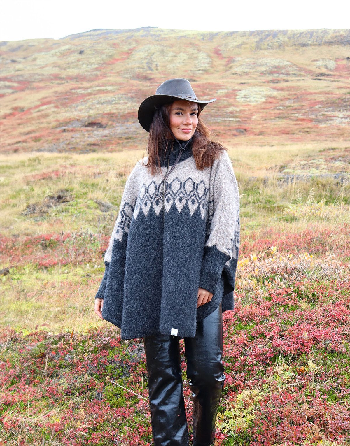 KIDKA Strickponcho - Reitponcho - Nordische Woll-Poncho-Jacke Schurwolle - Wintermantel - aus rauer isländischer Schurwolle