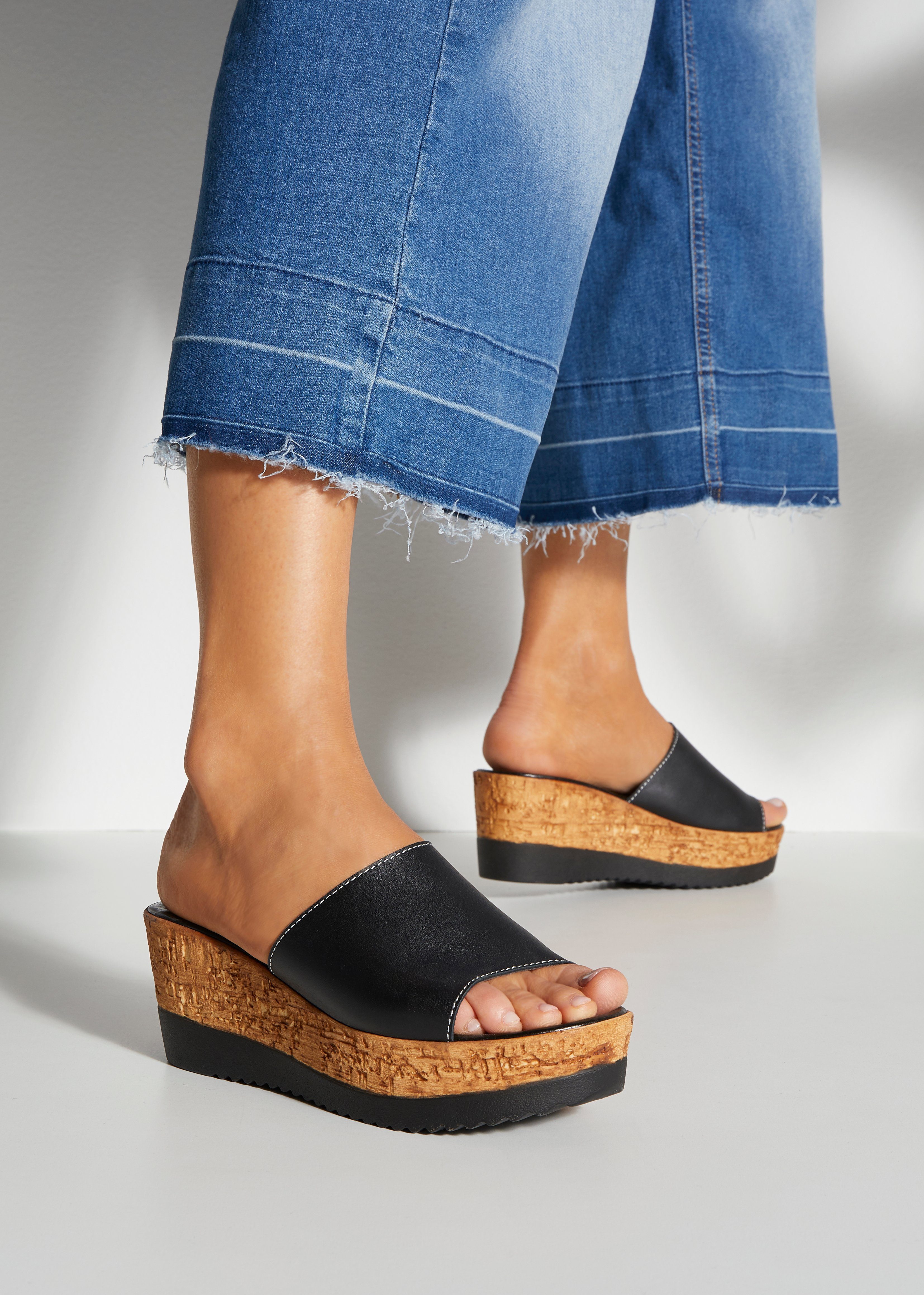 LASCANA Sommerschuh, offener Schuh, Mule, Sandalette, Pantolette aus Leder mit Keilabsatz