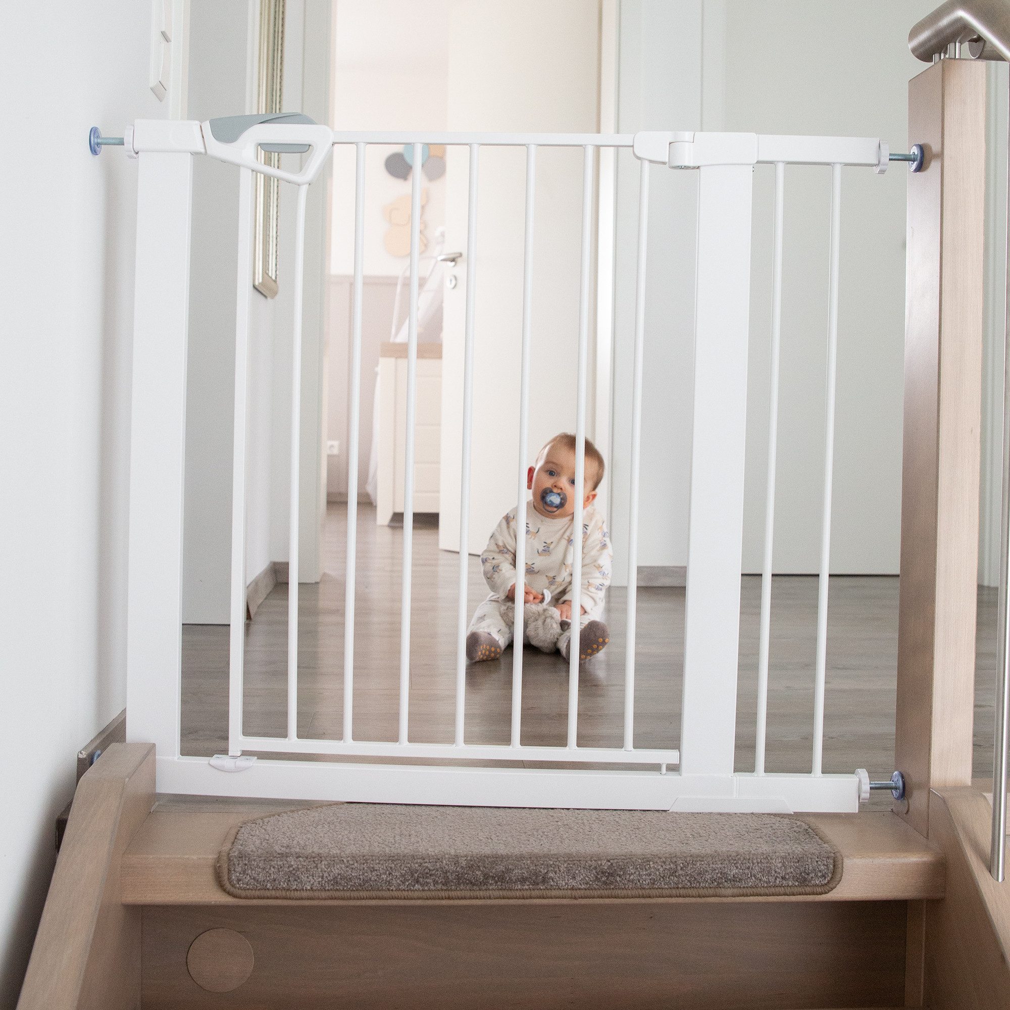 roba® Türschutzgitter easySafe+ Tür- & Treppenschutzgitter Metall - Verstellbreite 75-82 cm, TÜV-geprüft - Ampelverschluss 90°-Stopp - Bohrfrei - Von 0-24 Monaten