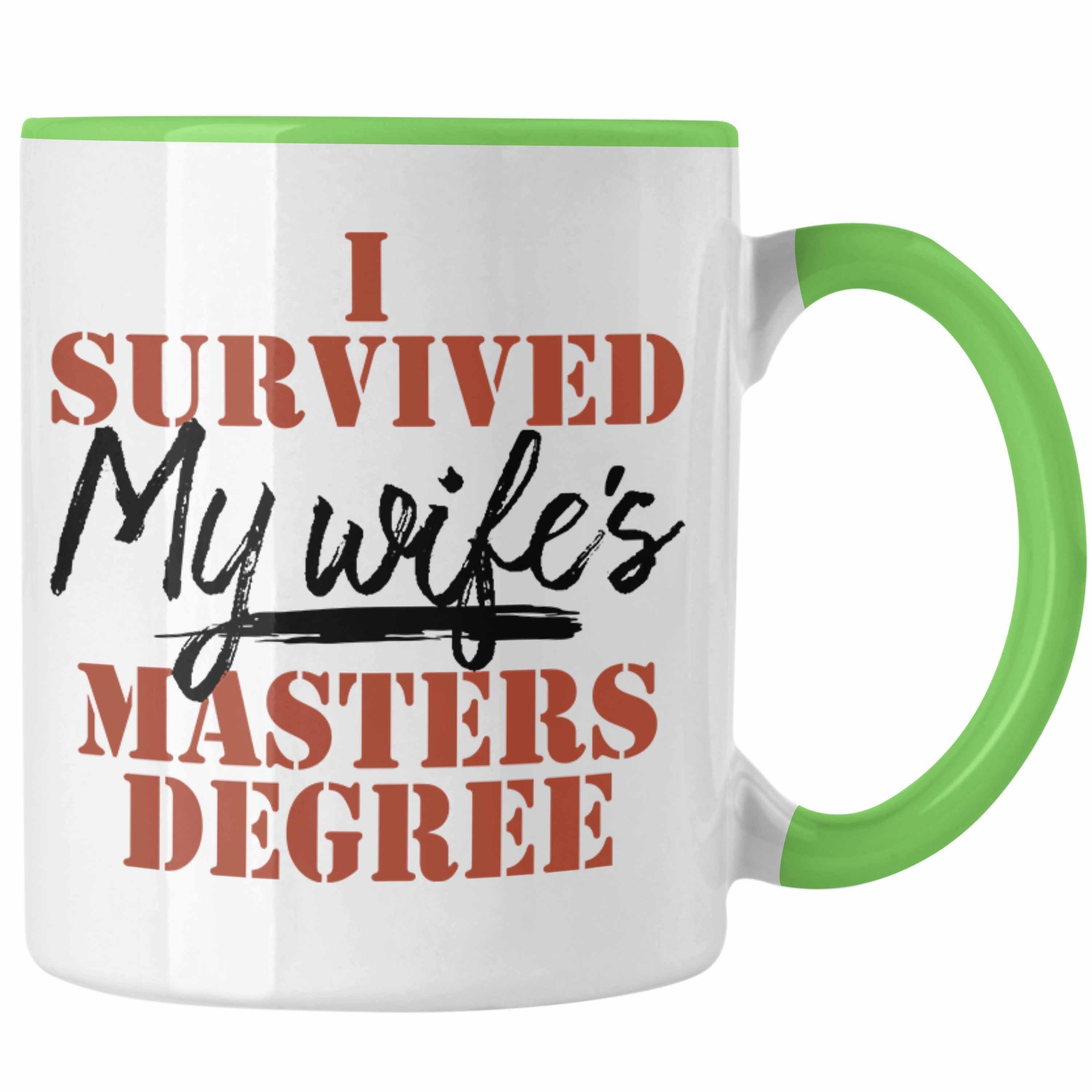 Trendation Tasse "I Survived My Wife's Master Degree" Tasse Masterabschlusses der Ehefr Grün