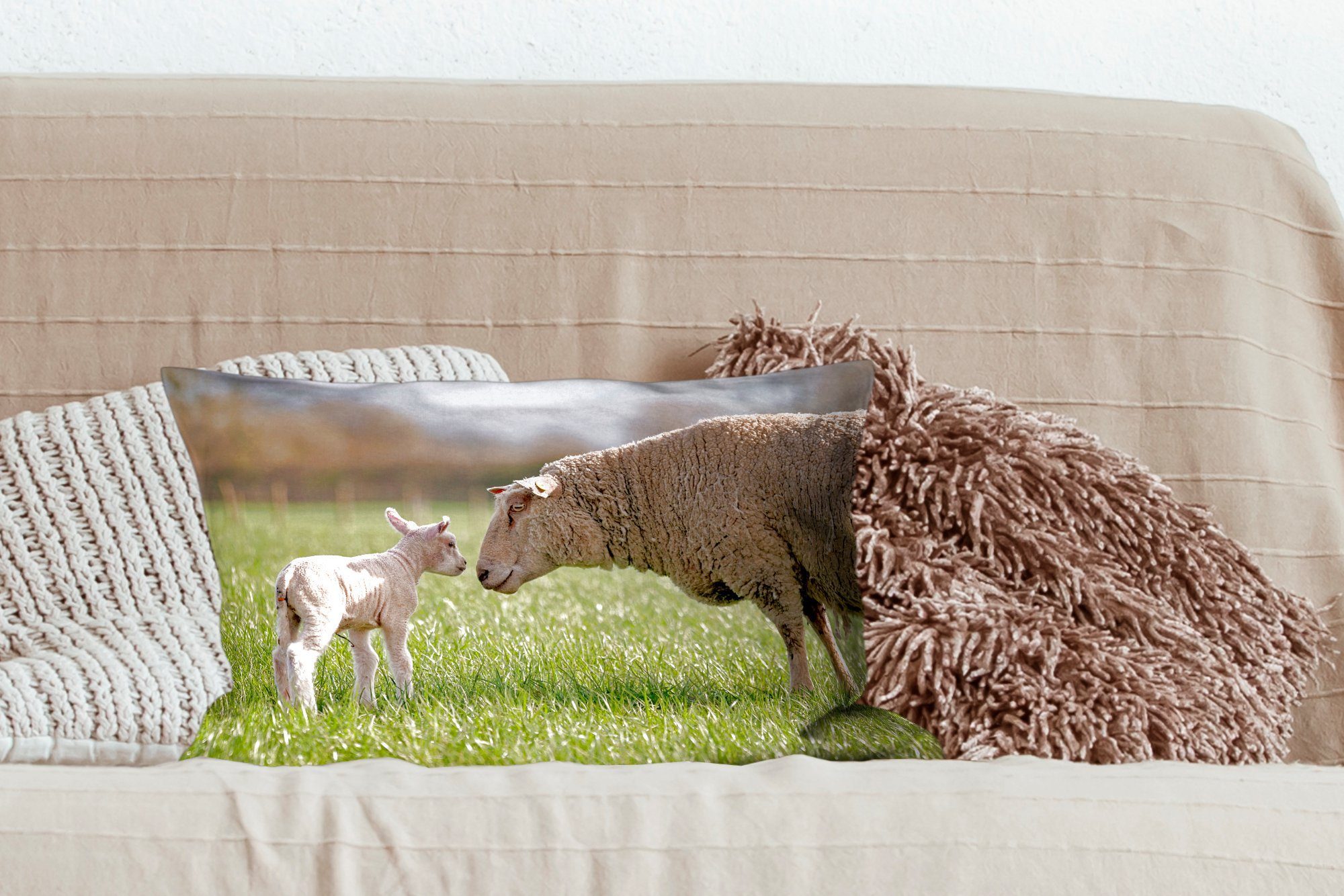 Schafe Dekoration, Wohzimmer Dekokissen MuchoWow Dekokissen Schlafzimmer - mit Lamm, Füllung, Gras - Zierkissen,