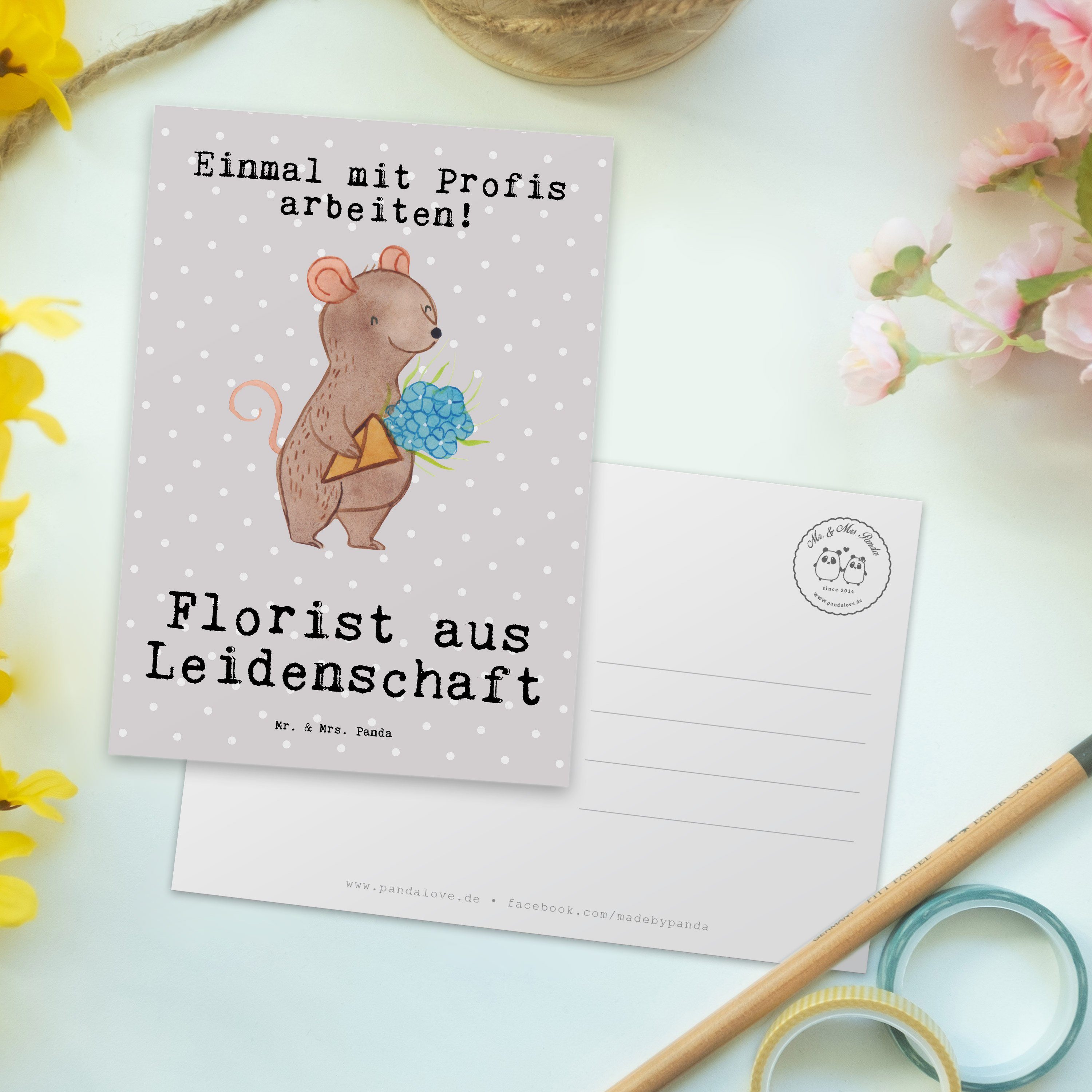 Mrs. Florist Panda aus Ka Ansichtskarte, Postkarte - Grau Leidenschaft Geschenk, Mr. Pastell & -